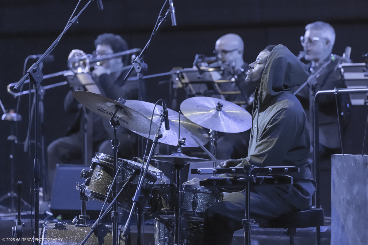 _G5A1199.jpg - 30/04/2025. Torino. JASON MORAN BANDWAGON & TJF ALL STARS â€œ Un concerto di straordinaria bellezza, che ha coronato la 13a edizione!ð�—�ð�—®ð�˜€ð�—¼ð�—» ð�— ð�—¼ð�—¿ð�—®ð�—», con uno dei progetti piÃ¹ importanti del decennio,  all'Auditorium del Lingottha ha narrato in musica la storia di James Reese Europe e degli "Harlem Hellfighters", insieme al suo storico trio Bandwagon - ð�—§ð�—®ð�—¿ð�˜‚ð�˜€ ð�— ð�—®ð�˜�ð�—²ð�—²ð�—» ð�—² ð�—¡ð�—®ð�˜€ð�—µð�—²ð�—²ð�˜� ð�—ªð�—®ð�—¶ð�˜�ð�˜€ - e a una fantastica TJF All Stars: ð�—šð�—¶ð�—¼ð�˜ƒð�—®ð�—»ð�—»ð�—¶ ð�—™ð�—®ð�—¹ð�˜‡ð�—¼ð�—»ð�—², ð�—§ð�—¼ð�—»ð�˜† ð�—–ð�—®ð�˜�ð�˜�ð�—®ð�—»ð�—¼, ð�— ð�—®ð�˜‚ð�—¿ð�—¼ ð�—¢ð�˜�ð�˜�ð�—¼ð�—¹ð�—¶ð�—»ð�—¶, ð�—¡ð�—¶ð�—°ð�—¼ ð�—šð�—¼ð�—¿ð�—¶, ð�—”ð�—°ð�—µð�—¶ð�—¹ð�—¹ð�—² ð�—¦ð�˜‚ð�—°ð�—°ð�—¶, ð�—£ð�—®ð�˜€ð�—¾ð�˜‚ð�—®ð�—¹ð�—² ð�—œð�—»ð�—»ð�—®ð�—¿ð�—²ð�—¹ð�—¹ð�—®, ð�—šð�—¹ð�—®ð�˜‚ð�—°ð�—¼ ð�—•ð�—²ð�—»ð�—²ð�—±ð�—²ð�˜�ð�˜�ð�—¶.