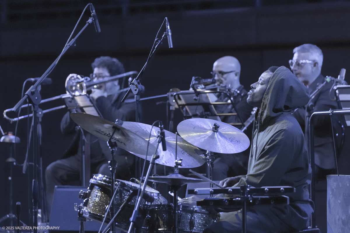 _G5A1205.jpg - 30/04/2025. Torino. JASON MORAN BANDWAGON & TJF ALL STARS â€œ Un concerto di straordinaria bellezza, che ha coronato la 13a edizione!ð�—�ð�—®ð�˜€ð�—¼ð�—» ð�— ð�—¼ð�—¿ð�—®ð�—», con uno dei progetti piÃ¹ importanti del decennio,  all'Auditorium del Lingottha ha narrato in musica la storia di James Reese Europe e degli "Harlem Hellfighters", insieme al suo storico trio Bandwagon - ð�—§ð�—®ð�—¿ð�˜‚ð�˜€ ð�— ð�—®ð�˜�ð�—²ð�—²ð�—» ð�—² ð�—¡ð�—®ð�˜€ð�—µð�—²ð�—²ð�˜� ð�—ªð�—®ð�—¶ð�˜�ð�˜€ - e a una fantastica TJF All Stars: ð�—šð�—¶ð�—¼ð�˜ƒð�—®ð�—»ð�—»ð�—¶ ð�—™ð�—®ð�—¹ð�˜‡ð�—¼ð�—»ð�—², ð�—§ð�—¼ð�—»ð�˜† ð�—–ð�—®ð�˜�ð�˜�ð�—®ð�—»ð�—¼, ð�— ð�—®ð�˜‚ð�—¿ð�—¼ ð�—¢ð�˜�ð�˜�ð�—¼ð�—¹ð�—¶ð�—»ð�—¶, ð�—¡ð�—¶ð�—°ð�—¼ ð�—šð�—¼ð�—¿ð�—¶, ð�—”ð�—°ð�—µð�—¶ð�—¹ð�—¹ð�—² ð�—¦ð�˜‚ð�—°ð�—°ð�—¶, ð�—£ð�—®ð�˜€ð�—¾ð�˜‚ð�—®ð�—¹ð�—² ð�—œð�—»ð�—»ð�—®ð�—¿ð�—²ð�—¹ð�—¹ð�—®, ð�—šð�—¹ð�—®ð�˜‚ð�—°ð�—¼ ð�—•ð�—²ð�—»ð�—²ð�—±ð�—²ð�˜�ð�˜�ð�—¶.