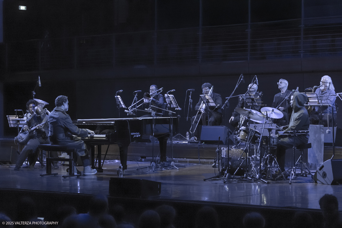 _G5A1211.jpg - 30/04/2025. Torino. JASON MORAN BANDWAGON & TJF ALL STARS â€œ Un concerto di straordinaria bellezza, che ha coronato la 13a edizione!ð�—�ð�—®ð�˜€ð�—¼ð�—» ð�— ð�—¼ð�—¿ð�—®ð�—», con uno dei progetti piÃ¹ importanti del decennio,  all'Auditorium del Lingottha ha narrato in musica la storia di James Reese Europe e degli "Harlem Hellfighters", insieme al suo storico trio Bandwagon - ð�—§ð�—®ð�—¿ð�˜‚ð�˜€ ð�— ð�—®ð�˜�ð�—²ð�—²ð�—» ð�—² ð�—¡ð�—®ð�˜€ð�—µð�—²ð�—²ð�˜� ð�—ªð�—®ð�—¶ð�˜�ð�˜€ - e a una fantastica TJF All Stars: ð�—šð�—¶ð�—¼ð�˜ƒð�—®ð�—»ð�—»ð�—¶ ð�—™ð�—®ð�—¹ð�˜‡ð�—¼ð�—»ð�—², ð�—§ð�—¼ð�—»ð�˜† ð�—–ð�—®ð�˜�ð�˜�ð�—®ð�—»ð�—¼, ð�— ð�—®ð�˜‚ð�—¿ð�—¼ ð�—¢ð�˜�ð�˜�ð�—¼ð�—¹ð�—¶ð�—»ð�—¶, ð�—¡ð�—¶ð�—°ð�—¼ ð�—šð�—¼ð�—¿ð�—¶, ð�—”ð�—°ð�—µð�—¶ð�—¹ð�—¹ð�—² ð�—¦ð�˜‚ð�—°ð�—°ð�—¶, ð�—£ð�—®ð�˜€ð�—¾ð�˜‚ð�—®ð�—¹ð�—² ð�—œð�—»ð�—»ð�—®ð�—¿ð�—²ð�—¹ð�—¹ð�—®, ð�—šð�—¹ð�—®ð�˜‚ð�—°ð�—¼ ð�—•ð�—²ð�—»ð�—²ð�—±ð�—²ð�˜�ð�˜�ð�—¶.