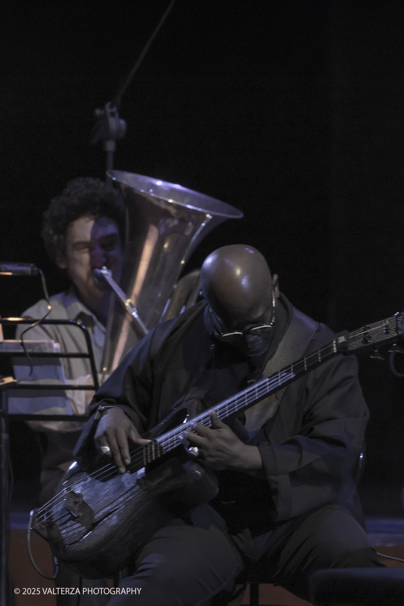 _G5A1215.jpg - 30/04/2025. Torino. JASON MORAN BANDWAGON & TJF ALL STARS â€œ Un concerto di straordinaria bellezza, che ha coronato la 13a edizione!ð�—�ð�—®ð�˜€ð�—¼ð�—» ð�— ð�—¼ð�—¿ð�—®ð�—», con uno dei progetti piÃ¹ importanti del decennio,  all'Auditorium del Lingottha ha narrato in musica la storia di James Reese Europe e degli "Harlem Hellfighters", insieme al suo storico trio Bandwagon - ð�—§ð�—®ð�—¿ð�˜‚ð�˜€ ð�— ð�—®ð�˜�ð�—²ð�—²ð�—» ð�—² ð�—¡ð�—®ð�˜€ð�—µð�—²ð�—²ð�˜� ð�—ªð�—®ð�—¶ð�˜�ð�˜€ - e a una fantastica TJF All Stars: ð�—šð�—¶ð�—¼ð�˜ƒð�—®ð�—»ð�—»ð�—¶ ð�—™ð�—®ð�—¹ð�˜‡ð�—¼ð�—»ð�—², ð�—§ð�—¼ð�—»ð�˜† ð�—–ð�—®ð�˜�ð�˜�ð�—®ð�—»ð�—¼, ð�— ð�—®ð�˜‚ð�—¿ð�—¼ ð�—¢ð�˜�ð�˜�ð�—¼ð�—¹ð�—¶ð�—»ð�—¶, ð�—¡ð�—¶ð�—°ð�—¼ ð�—šð�—¼ð�—¿ð�—¶, ð�—”ð�—°ð�—µð�—¶ð�—¹ð�—¹ð�—² ð�—¦ð�˜‚ð�—°ð�—°ð�—¶, ð�—£ð�—®ð�˜€ð�—¾ð�˜‚ð�—®ð�—¹ð�—² ð�—œð�—»ð�—»ð�—®ð�—¿ð�—²ð�—¹ð�—¹ð�—®, ð�—šð�—¹ð�—®ð�˜‚ð�—°ð�—¼ ð�—•ð�—²ð�—»ð�—²ð�—±ð�—²ð�˜�ð�˜�ð�—¶.