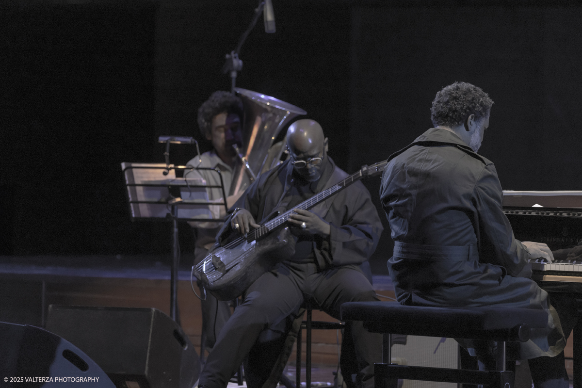 _G5A1222.jpg - 30/04/2025. Torino. JASON MORAN BANDWAGON & TJF ALL STARS â€œ Un concerto di straordinaria bellezza, che ha coronato la 13a edizione!ð�—�ð�—®ð�˜€ð�—¼ð�—» ð�— ð�—¼ð�—¿ð�—®ð�—», con uno dei progetti piÃ¹ importanti del decennio,  all'Auditorium del Lingottha ha narrato in musica la storia di James Reese Europe e degli "Harlem Hellfighters", insieme al suo storico trio Bandwagon - ð�—§ð�—®ð�—¿ð�˜‚ð�˜€ ð�— ð�—®ð�˜�ð�—²ð�—²ð�—» ð�—² ð�—¡ð�—®ð�˜€ð�—µð�—²ð�—²ð�˜� ð�—ªð�—®ð�—¶ð�˜�ð�˜€ - e a una fantastica TJF All Stars: ð�—šð�—¶ð�—¼ð�˜ƒð�—®ð�—»ð�—»ð�—¶ ð�—™ð�—®ð�—¹ð�˜‡ð�—¼ð�—»ð�—², ð�—§ð�—¼ð�—»ð�˜† ð�—–ð�—®ð�˜�ð�˜�ð�—®ð�—»ð�—¼, ð�— ð�—®ð�˜‚ð�—¿ð�—¼ ð�—¢ð�˜�ð�˜�ð�—¼ð�—¹ð�—¶ð�—»ð�—¶, ð�—¡ð�—¶ð�—°ð�—¼ ð�—šð�—¼ð�—¿ð�—¶, ð�—”ð�—°ð�—µð�—¶ð�—¹ð�—¹ð�—² ð�—¦ð�˜‚ð�—°ð�—°ð�—¶, ð�—£ð�—®ð�˜€ð�—¾ð�˜‚ð�—®ð�—¹ð�—² ð�—œð�—»ð�—»ð�—®ð�—¿ð�—²ð�—¹ð�—¹ð�—®, ð�—šð�—¹ð�—®ð�˜‚ð�—°ð�—¼ ð�—•ð�—²ð�—»ð�—²ð�—±ð�—²ð�˜�ð�˜�ð�—¶.