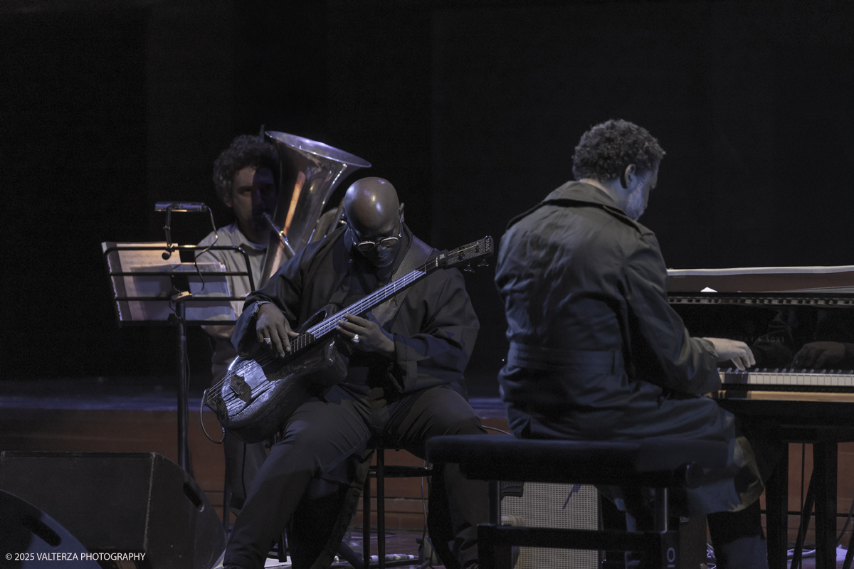 _G5A1231.jpg - 30/04/2025. Torino. JASON MORAN BANDWAGON & TJF ALL STARS â€œ Un concerto di straordinaria bellezza, che ha coronato la 13a edizione!ð�—�ð�—®ð�˜€ð�—¼ð�—» ð�— ð�—¼ð�—¿ð�—®ð�—», con uno dei progetti piÃ¹ importanti del decennio,  all'Auditorium del Lingottha ha narrato in musica la storia di James Reese Europe e degli "Harlem Hellfighters", insieme al suo storico trio Bandwagon - ð�—§ð�—®ð�—¿ð�˜‚ð�˜€ ð�— ð�—®ð�˜�ð�—²ð�—²ð�—» ð�—² ð�—¡ð�—®ð�˜€ð�—µð�—²ð�—²ð�˜� ð�—ªð�—®ð�—¶ð�˜�ð�˜€ - e a una fantastica TJF All Stars: ð�—šð�—¶ð�—¼ð�˜ƒð�—®ð�—»ð�—»ð�—¶ ð�—™ð�—®ð�—¹ð�˜‡ð�—¼ð�—»ð�—², ð�—§ð�—¼ð�—»ð�˜† ð�—–ð�—®ð�˜�ð�˜�ð�—®ð�—»ð�—¼, ð�— ð�—®ð�˜‚ð�—¿ð�—¼ ð�—¢ð�˜�ð�˜�ð�—¼ð�—¹ð�—¶ð�—»ð�—¶, ð�—¡ð�—¶ð�—°ð�—¼ ð�—šð�—¼ð�—¿ð�—¶, ð�—”ð�—°ð�—µð�—¶ð�—¹ð�—¹ð�—² ð�—¦ð�˜‚ð�—°ð�—°ð�—¶, ð�—£ð�—®ð�˜€ð�—¾ð�˜‚ð�—®ð�—¹ð�—² ð�—œð�—»ð�—»ð�—®ð�—¿ð�—²ð�—¹ð�—¹ð�—®, ð�—šð�—¹ð�—®ð�˜‚ð�—°ð�—¼ ð�—•ð�—²ð�—»ð�—²ð�—±ð�—²ð�˜�ð�˜�ð�—¶.