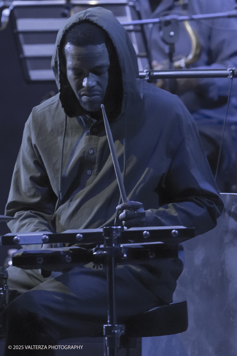 _G5A1237.jpg - 30/04/2025. Torino. JASON MORAN BANDWAGON & TJF ALL STARS â€œ Un concerto di straordinaria bellezza, che ha coronato la 13a edizione!ð�—�ð�—®ð�˜€ð�—¼ð�—» ð�— ð�—¼ð�—¿ð�—®ð�—», con uno dei progetti piÃ¹ importanti del decennio,  all'Auditorium del Lingottha ha narrato in musica la storia di James Reese Europe e degli "Harlem Hellfighters", insieme al suo storico trio Bandwagon - ð�—§ð�—®ð�—¿ð�˜‚ð�˜€ ð�— ð�—®ð�˜�ð�—²ð�—²ð�—» ð�—² ð�—¡ð�—®ð�˜€ð�—µð�—²ð�—²ð�˜� ð�—ªð�—®ð�—¶ð�˜�ð�˜€ - e a una fantastica TJF All Stars: ð�—šð�—¶ð�—¼ð�˜ƒð�—®ð�—»ð�—»ð�—¶ ð�—™ð�—®ð�—¹ð�˜‡ð�—¼ð�—»ð�—², ð�—§ð�—¼ð�—»ð�˜† ð�—–ð�—®ð�˜�ð�˜�ð�—®ð�—»ð�—¼, ð�— ð�—®ð�˜‚ð�—¿ð�—¼ ð�—¢ð�˜�ð�˜�ð�—¼ð�—¹ð�—¶ð�—»ð�—¶, ð�—¡ð�—¶ð�—°ð�—¼ ð�—šð�—¼ð�—¿ð�—¶, ð�—”ð�—°ð�—µð�—¶ð�—¹ð�—¹ð�—² ð�—¦ð�˜‚ð�—°ð�—°ð�—¶, ð�—£ð�—®ð�˜€ð�—¾ð�˜‚ð�—®ð�—¹ð�—² ð�—œð�—»ð�—»ð�—®ð�—¿ð�—²ð�—¹ð�—¹ð�—®, ð�—šð�—¹ð�—®ð�˜‚ð�—°ð�—¼ ð�—•ð�—²ð�—»ð�—²ð�—±ð�—²ð�˜�ð�˜�ð�—¶.