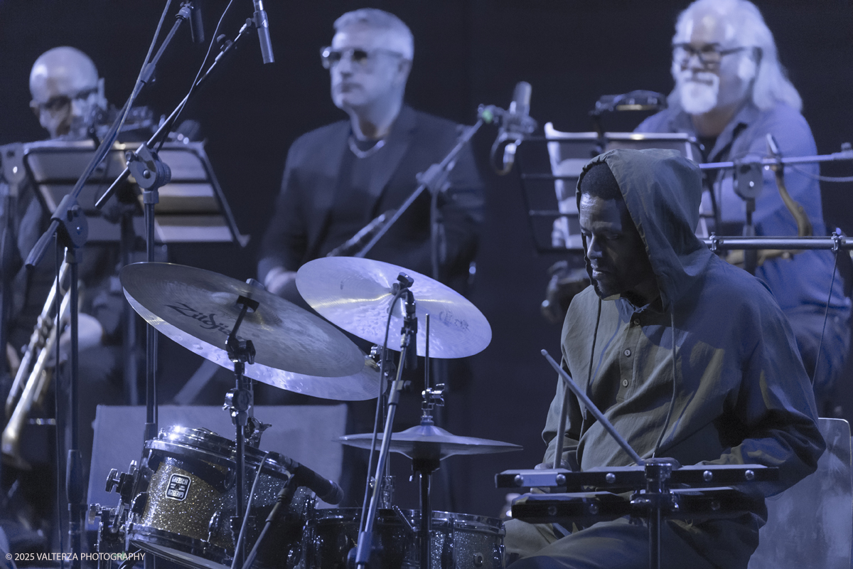 _G5A1241.jpg - 30/04/2025. Torino. JASON MORAN BANDWAGON & TJF ALL STARS â€œ Un concerto di straordinaria bellezza, che ha coronato la 13a edizione!ð�—�ð�—®ð�˜€ð�—¼ð�—» ð�— ð�—¼ð�—¿ð�—®ð�—», con uno dei progetti piÃ¹ importanti del decennio,  all'Auditorium del Lingottha ha narrato in musica la storia di James Reese Europe e degli "Harlem Hellfighters", insieme al suo storico trio Bandwagon - ð�—§ð�—®ð�—¿ð�˜‚ð�˜€ ð�— ð�—®ð�˜�ð�—²ð�—²ð�—» ð�—² ð�—¡ð�—®ð�˜€ð�—µð�—²ð�—²ð�˜� ð�—ªð�—®ð�—¶ð�˜�ð�˜€ - e a una fantastica TJF All Stars: ð�—šð�—¶ð�—¼ð�˜ƒð�—®ð�—»ð�—»ð�—¶ ð�—™ð�—®ð�—¹ð�˜‡ð�—¼ð�—»ð�—², ð�—§ð�—¼ð�—»ð�˜† ð�—–ð�—®ð�˜�ð�˜�ð�—®ð�—»ð�—¼, ð�— ð�—®ð�˜‚ð�—¿ð�—¼ ð�—¢ð�˜�ð�˜�ð�—¼ð�—¹ð�—¶ð�—»ð�—¶, ð�—¡ð�—¶ð�—°ð�—¼ ð�—šð�—¼ð�—¿ð�—¶, ð�—”ð�—°ð�—µð�—¶ð�—¹ð�—¹ð�—² ð�—¦ð�˜‚ð�—°ð�—°ð�—¶, ð�—£ð�—®ð�˜€ð�—¾ð�˜‚ð�—®ð�—¹ð�—² ð�—œð�—»ð�—»ð�—®ð�—¿ð�—²ð�—¹ð�—¹ð�—®, ð�—šð�—¹ð�—®ð�˜‚ð�—°ð�—¼ ð�—•ð�—²ð�—»ð�—²ð�—±ð�—²ð�˜�ð�˜�ð�—¶.