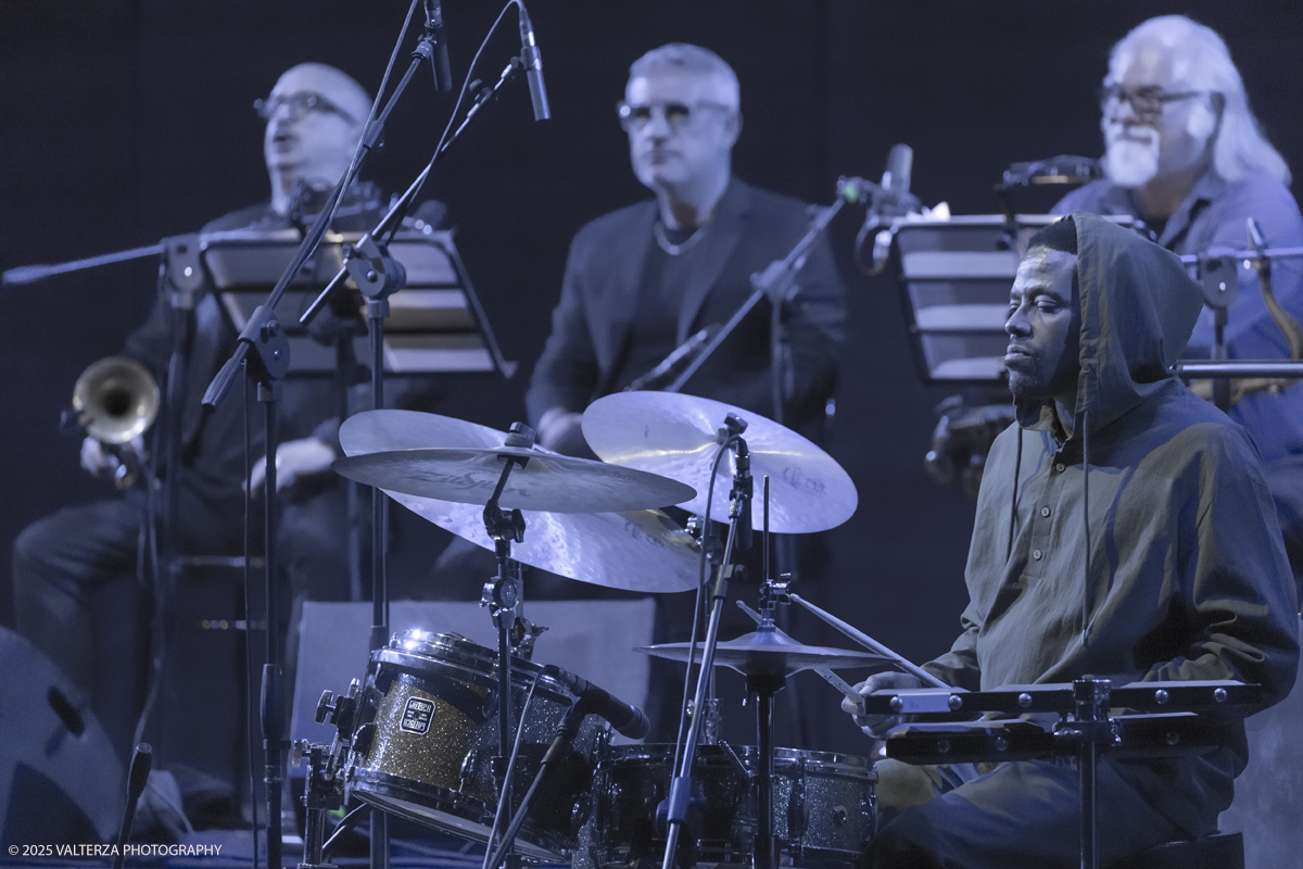 _G5A1248.jpg - 30/04/2025. Torino. JASON MORAN BANDWAGON & TJF ALL STARS â€œ Un concerto di straordinaria bellezza, che ha coronato la 13a edizione!ð�—�ð�—®ð�˜€ð�—¼ð�—» ð�— ð�—¼ð�—¿ð�—®ð�—», con uno dei progetti piÃ¹ importanti del decennio,  all'Auditorium del Lingottha ha narrato in musica la storia di James Reese Europe e degli "Harlem Hellfighters", insieme al suo storico trio Bandwagon - ð�—§ð�—®ð�—¿ð�˜‚ð�˜€ ð�— ð�—®ð�˜�ð�—²ð�—²ð�—» ð�—² ð�—¡ð�—®ð�˜€ð�—µð�—²ð�—²ð�˜� ð�—ªð�—®ð�—¶ð�˜�ð�˜€ - e a una fantastica TJF All Stars: ð�—šð�—¶ð�—¼ð�˜ƒð�—®ð�—»ð�—»ð�—¶ ð�—™ð�—®ð�—¹ð�˜‡ð�—¼ð�—»ð�—², ð�—§ð�—¼ð�—»ð�˜† ð�—–ð�—®ð�˜�ð�˜�ð�—®ð�—»ð�—¼, ð�— ð�—®ð�˜‚ð�—¿ð�—¼ ð�—¢ð�˜�ð�˜�ð�—¼ð�—¹ð�—¶ð�—»ð�—¶, ð�—¡ð�—¶ð�—°ð�—¼ ð�—šð�—¼ð�—¿ð�—¶, ð�—”ð�—°ð�—µð�—¶ð�—¹ð�—¹ð�—² ð�—¦ð�˜‚ð�—°ð�—°ð�—¶, ð�—£ð�—®ð�˜€ð�—¾ð�˜‚ð�—®ð�—¹ð�—² ð�—œð�—»ð�—»ð�—®ð�—¿ð�—²ð�—¹ð�—¹ð�—®, ð�—šð�—¹ð�—®ð�˜‚ð�—°ð�—¼ ð�—•ð�—²ð�—»ð�—²ð�—±ð�—²ð�˜�ð�˜�ð�—¶.