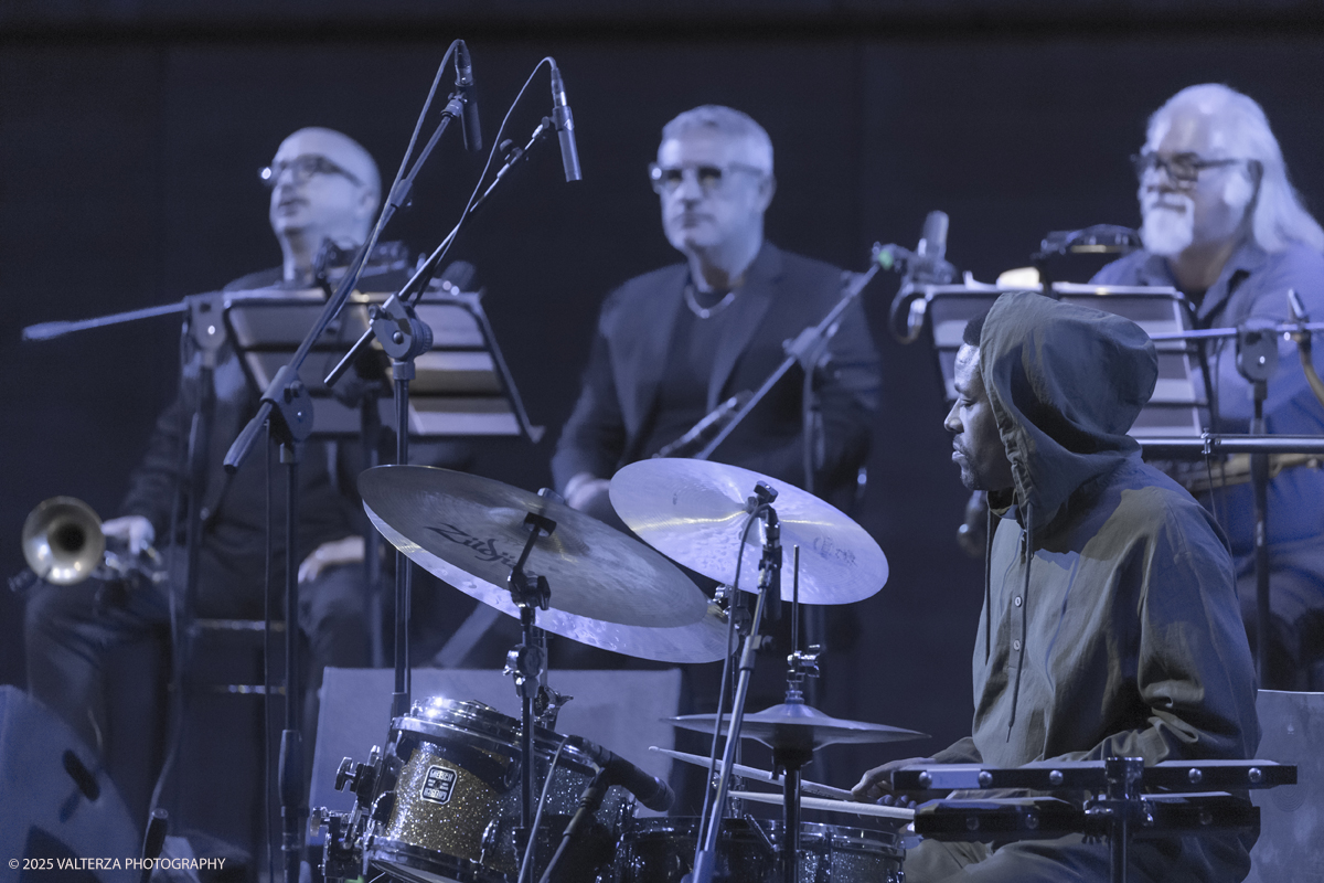 _G5A1250.jpg - 30/04/2025. Torino. JASON MORAN BANDWAGON & TJF ALL STARS â€œ Un concerto di straordinaria bellezza, che ha coronato la 13a edizione!ð�—�ð�—®ð�˜€ð�—¼ð�—» ð�— ð�—¼ð�—¿ð�—®ð�—», con uno dei progetti piÃ¹ importanti del decennio,  all'Auditorium del Lingottha ha narrato in musica la storia di James Reese Europe e degli "Harlem Hellfighters", insieme al suo storico trio Bandwagon - ð�—§ð�—®ð�—¿ð�˜‚ð�˜€ ð�— ð�—®ð�˜�ð�—²ð�—²ð�—» ð�—² ð�—¡ð�—®ð�˜€ð�—µð�—²ð�—²ð�˜� ð�—ªð�—®ð�—¶ð�˜�ð�˜€ - e a una fantastica TJF All Stars: ð�—šð�—¶ð�—¼ð�˜ƒð�—®ð�—»ð�—»ð�—¶ ð�—™ð�—®ð�—¹ð�˜‡ð�—¼ð�—»ð�—², ð�—§ð�—¼ð�—»ð�˜† ð�—–ð�—®ð�˜�ð�˜�ð�—®ð�—»ð�—¼, ð�— ð�—®ð�˜‚ð�—¿ð�—¼ ð�—¢ð�˜�ð�˜�ð�—¼ð�—¹ð�—¶ð�—»ð�—¶, ð�—¡ð�—¶ð�—°ð�—¼ ð�—šð�—¼ð�—¿ð�—¶, ð�—”ð�—°ð�—µð�—¶ð�—¹ð�—¹ð�—² ð�—¦ð�˜‚ð�—°ð�—°ð�—¶, ð�—£ð�—®ð�˜€ð�—¾ð�˜‚ð�—®ð�—¹ð�—² ð�—œð�—»ð�—»ð�—®ð�—¿ð�—²ð�—¹ð�—¹ð�—®, ð�—šð�—¹ð�—®ð�˜‚ð�—°ð�—¼ ð�—•ð�—²ð�—»ð�—²ð�—±ð�—²ð�˜�ð�˜�ð�—¶.