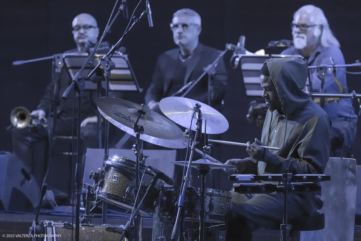 _G5A1256.jpg - 30/04/2025. Torino. JASON MORAN BANDWAGON & TJF ALL STARS â€œ Un concerto di straordinaria bellezza, che ha coronato la 13a edizione!ð�—�ð�—®ð�˜€ð�—¼ð�—» ð�— ð�—¼ð�—¿ð�—®ð�—», con uno dei progetti piÃ¹ importanti del decennio,  all'Auditorium del Lingottha ha narrato in musica la storia di James Reese Europe e degli "Harlem Hellfighters", insieme al suo storico trio Bandwagon - ð�—§ð�—®ð�—¿ð�˜‚ð�˜€ ð�— ð�—®ð�˜�ð�—²ð�—²ð�—» ð�—² ð�—¡ð�—®ð�˜€ð�—µð�—²ð�—²ð�˜� ð�—ªð�—®ð�—¶ð�˜�ð�˜€ - e a una fantastica TJF All Stars: ð�—šð�—¶ð�—¼ð�˜ƒð�—®ð�—»ð�—»ð�—¶ ð�—™ð�—®ð�—¹ð�˜‡ð�—¼ð�—»ð�—², ð�—§ð�—¼ð�—»ð�˜† ð�—–ð�—®ð�˜�ð�˜�ð�—®ð�—»ð�—¼, ð�— ð�—®ð�˜‚ð�—¿ð�—¼ ð�—¢ð�˜�ð�˜�ð�—¼ð�—¹ð�—¶ð�—»ð�—¶, ð�—¡ð�—¶ð�—°ð�—¼ ð�—šð�—¼ð�—¿ð�—¶, ð�—”ð�—°ð�—µð�—¶ð�—¹ð�—¹ð�—² ð�—¦ð�˜‚ð�—°ð�—°ð�—¶, ð�—£ð�—®ð�˜€ð�—¾ð�˜‚ð�—®ð�—¹ð�—² ð�—œð�—»ð�—»ð�—®ð�—¿ð�—²ð�—¹ð�—¹ð�—®, ð�—šð�—¹ð�—®ð�˜‚ð�—°ð�—¼ ð�—•ð�—²ð�—»ð�—²ð�—±ð�—²ð�˜�ð�˜�ð�—¶.
