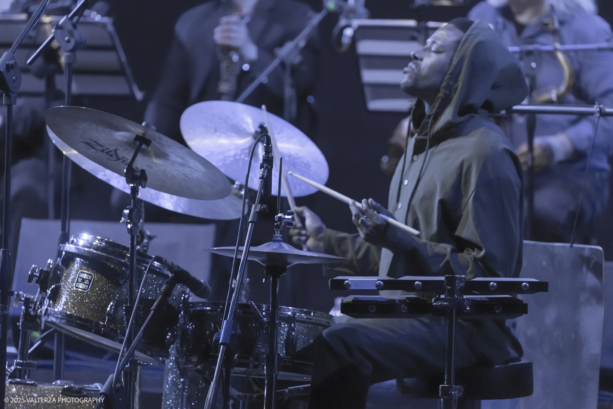 _G5A1287.jpg - 30/04/2025. Torino. JASON MORAN BANDWAGON & TJF ALL STARS â€œ Un concerto di straordinaria bellezza, che ha coronato la 13a edizione!ð�—�ð�—®ð�˜€ð�—¼ð�—» ð�— ð�—¼ð�—¿ð�—®ð�—», con uno dei progetti piÃ¹ importanti del decennio,  all'Auditorium del Lingottha ha narrato in musica la storia di James Reese Europe e degli "Harlem Hellfighters", insieme al suo storico trio Bandwagon - ð�—§ð�—®ð�—¿ð�˜‚ð�˜€ ð�— ð�—®ð�˜�ð�—²ð�—²ð�—» ð�—² ð�—¡ð�—®ð�˜€ð�—µð�—²ð�—²ð�˜� ð�—ªð�—®ð�—¶ð�˜�ð�˜€ - e a una fantastica TJF All Stars: ð�—šð�—¶ð�—¼ð�˜ƒð�—®ð�—»ð�—»ð�—¶ ð�—™ð�—®ð�—¹ð�˜‡ð�—¼ð�—»ð�—², ð�—§ð�—¼ð�—»ð�˜† ð�—–ð�—®ð�˜�ð�˜�ð�—®ð�—»ð�—¼, ð�— ð�—®ð�˜‚ð�—¿ð�—¼ ð�—¢ð�˜�ð�˜�ð�—¼ð�—¹ð�—¶ð�—»ð�—¶, ð�—¡ð�—¶ð�—°ð�—¼ ð�—šð�—¼ð�—¿ð�—¶, ð�—”ð�—°ð�—µð�—¶ð�—¹ð�—¹ð�—² ð�—¦ð�˜‚ð�—°ð�—°ð�—¶, ð�—£ð�—®ð�˜€ð�—¾ð�˜‚ð�—®ð�—¹ð�—² ð�—œð�—»ð�—»ð�—®ð�—¿ð�—²ð�—¹ð�—¹ð�—®, ð�—šð�—¹ð�—®ð�˜‚ð�—°ð�—¼ ð�—•ð�—²ð�—»ð�—²ð�—±ð�—²ð�˜�ð�˜�ð�—¶.
