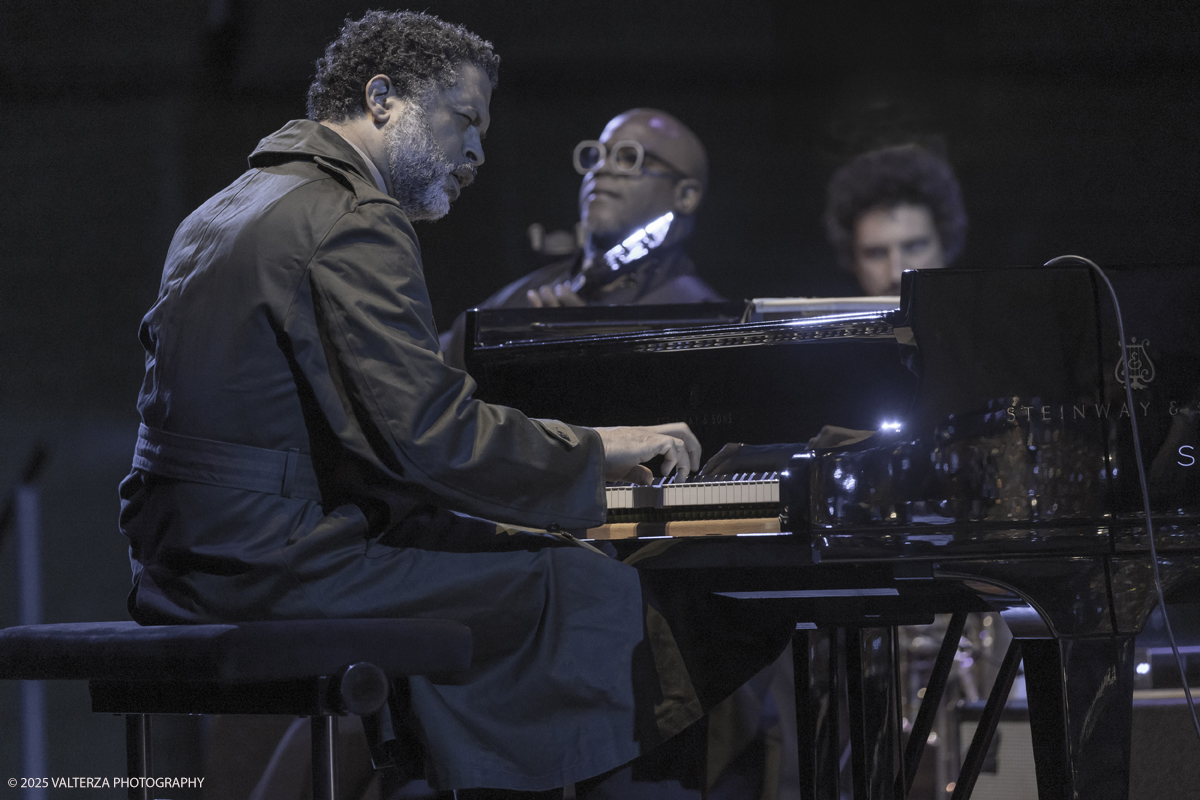 _G5A1324.jpg - 30/04/2025. Torino. JASON MORAN BANDWAGON & TJF ALL STARS â€œ Un concerto di straordinaria bellezza, che ha coronato la 13a edizione!ð�—�ð�—®ð�˜€ð�—¼ð�—» ð�— ð�—¼ð�—¿ð�—®ð�—», con uno dei progetti piÃ¹ importanti del decennio,  all'Auditorium del Lingottha ha narrato in musica la storia di James Reese Europe e degli "Harlem Hellfighters", insieme al suo storico trio Bandwagon - ð�—§ð�—®ð�—¿ð�˜‚ð�˜€ ð�— ð�—®ð�˜�ð�—²ð�—²ð�—» ð�—² ð�—¡ð�—®ð�˜€ð�—µð�—²ð�—²ð�˜� ð�—ªð�—®ð�—¶ð�˜�ð�˜€ - e a una fantastica TJF All Stars: ð�—šð�—¶ð�—¼ð�˜ƒð�—®ð�—»ð�—»ð�—¶ ð�—™ð�—®ð�—¹ð�˜‡ð�—¼ð�—»ð�—², ð�—§ð�—¼ð�—»ð�˜† ð�—–ð�—®ð�˜�ð�˜�ð�—®ð�—»ð�—¼, ð�— ð�—®ð�˜‚ð�—¿ð�—¼ ð�—¢ð�˜�ð�˜�ð�—¼ð�—¹ð�—¶ð�—»ð�—¶, ð�—¡ð�—¶ð�—°ð�—¼ ð�—šð�—¼ð�—¿ð�—¶, ð�—”ð�—°ð�—µð�—¶ð�—¹ð�—¹ð�—² ð�—¦ð�˜‚ð�—°ð�—°ð�—¶, ð�—£ð�—®ð�˜€ð�—¾ð�˜‚ð�—®ð�—¹ð�—² ð�—œð�—»ð�—»ð�—®ð�—¿ð�—²ð�—¹ð�—¹ð�—®, ð�—šð�—¹ð�—®ð�˜‚ð�—°ð�—¼ ð�—•ð�—²ð�—»ð�—²ð�—±ð�—²ð�˜�ð�˜�ð�—¶.