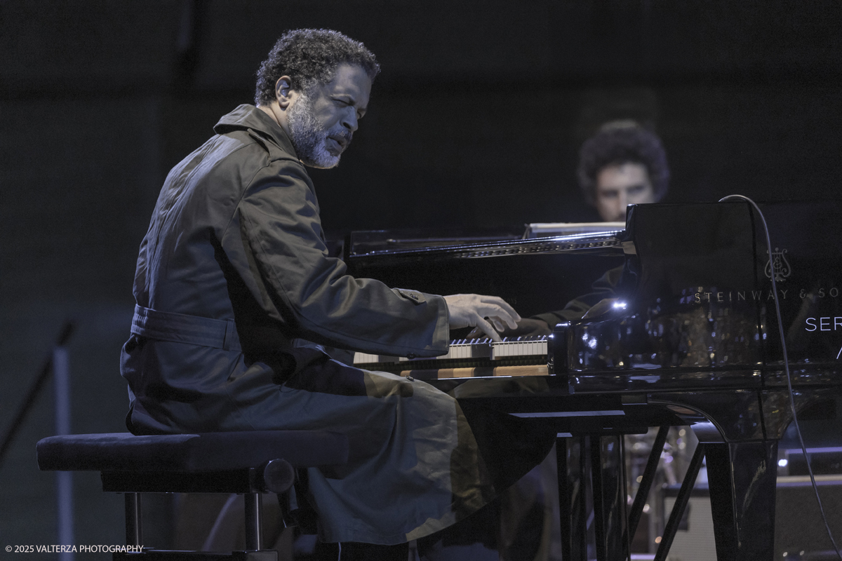_G5A1329.jpg - 30/04/2025. Torino. JASON MORAN BANDWAGON & TJF ALL STARS â€œ Un concerto di straordinaria bellezza, che ha coronato la 13a edizione!ð�—�ð�—®ð�˜€ð�—¼ð�—» ð�— ð�—¼ð�—¿ð�—®ð�—», con uno dei progetti piÃ¹ importanti del decennio,  all'Auditorium del Lingottha ha narrato in musica la storia di James Reese Europe e degli "Harlem Hellfighters", insieme al suo storico trio Bandwagon - ð�—§ð�—®ð�—¿ð�˜‚ð�˜€ ð�— ð�—®ð�˜�ð�—²ð�—²ð�—» ð�—² ð�—¡ð�—®ð�˜€ð�—µð�—²ð�—²ð�˜� ð�—ªð�—®ð�—¶ð�˜�ð�˜€ - e a una fantastica TJF All Stars: ð�—šð�—¶ð�—¼ð�˜ƒð�—®ð�—»ð�—»ð�—¶ ð�—™ð�—®ð�—¹ð�˜‡ð�—¼ð�—»ð�—², ð�—§ð�—¼ð�—»ð�˜† ð�—–ð�—®ð�˜�ð�˜�ð�—®ð�—»ð�—¼, ð�— ð�—®ð�˜‚ð�—¿ð�—¼ ð�—¢ð�˜�ð�˜�ð�—¼ð�—¹ð�—¶ð�—»ð�—¶, ð�—¡ð�—¶ð�—°ð�—¼ ð�—šð�—¼ð�—¿ð�—¶, ð�—”ð�—°ð�—µð�—¶ð�—¹ð�—¹ð�—² ð�—¦ð�˜‚ð�—°ð�—°ð�—¶, ð�—£ð�—®ð�˜€ð�—¾ð�˜‚ð�—®ð�—¹ð�—² ð�—œð�—»ð�—»ð�—®ð�—¿ð�—²ð�—¹ð�—¹ð�—®, ð�—šð�—¹ð�—®ð�˜‚ð�—°ð�—¼ ð�—•ð�—²ð�—»ð�—²ð�—±ð�—²ð�˜�ð�˜�ð�—¶.