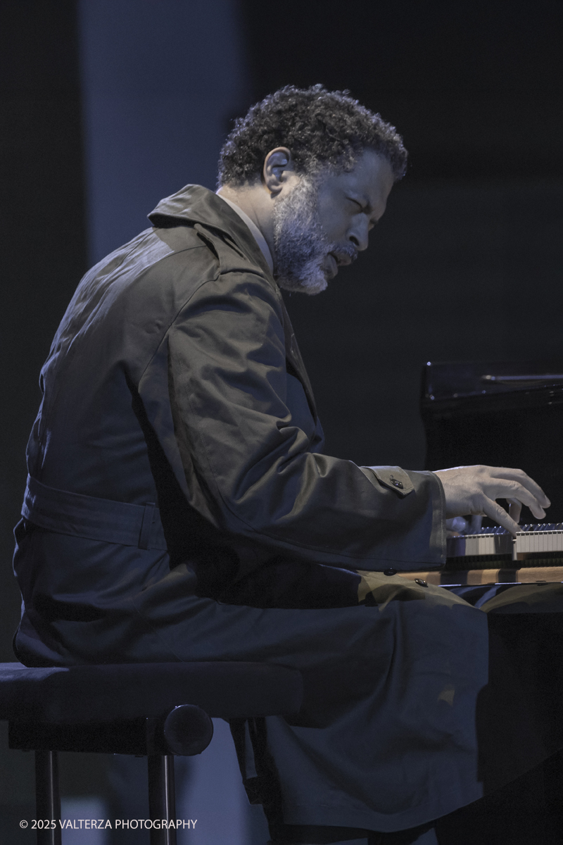 _G5A1337.jpg - 30/04/2025. Torino. JASON MORAN BANDWAGON & TJF ALL STARS â€œ Un concerto di straordinaria bellezza, che ha coronato la 13a edizione!ð�—�ð�—®ð�˜€ð�—¼ð�—» ð�— ð�—¼ð�—¿ð�—®ð�—», con uno dei progetti piÃ¹ importanti del decennio,  all'Auditorium del Lingottha ha narrato in musica la storia di James Reese Europe e degli "Harlem Hellfighters", insieme al suo storico trio Bandwagon - ð�—§ð�—®ð�—¿ð�˜‚ð�˜€ ð�— ð�—®ð�˜�ð�—²ð�—²ð�—» ð�—² ð�—¡ð�—®ð�˜€ð�—µð�—²ð�—²ð�˜� ð�—ªð�—®ð�—¶ð�˜�ð�˜€ - e a una fantastica TJF All Stars: ð�—šð�—¶ð�—¼ð�˜ƒð�—®ð�—»ð�—»ð�—¶ ð�—™ð�—®ð�—¹ð�˜‡ð�—¼ð�—»ð�—², ð�—§ð�—¼ð�—»ð�˜† ð�—–ð�—®ð�˜�ð�˜�ð�—®ð�—»ð�—¼, ð�— ð�—®ð�˜‚ð�—¿ð�—¼ ð�—¢ð�˜�ð�˜�ð�—¼ð�—¹ð�—¶ð�—»ð�—¶, ð�—¡ð�—¶ð�—°ð�—¼ ð�—šð�—¼ð�—¿ð�—¶, ð�—”ð�—°ð�—µð�—¶ð�—¹ð�—¹ð�—² ð�—¦ð�˜‚ð�—°ð�—°ð�—¶, ð�—£ð�—®ð�˜€ð�—¾ð�˜‚ð�—®ð�—¹ð�—² ð�—œð�—»ð�—»ð�—®ð�—¿ð�—²ð�—¹ð�—¹ð�—®, ð�—šð�—¹ð�—®ð�˜‚ð�—°ð�—¼ ð�—•ð�—²ð�—»ð�—²ð�—±ð�—²ð�˜�ð�˜�ð�—¶.