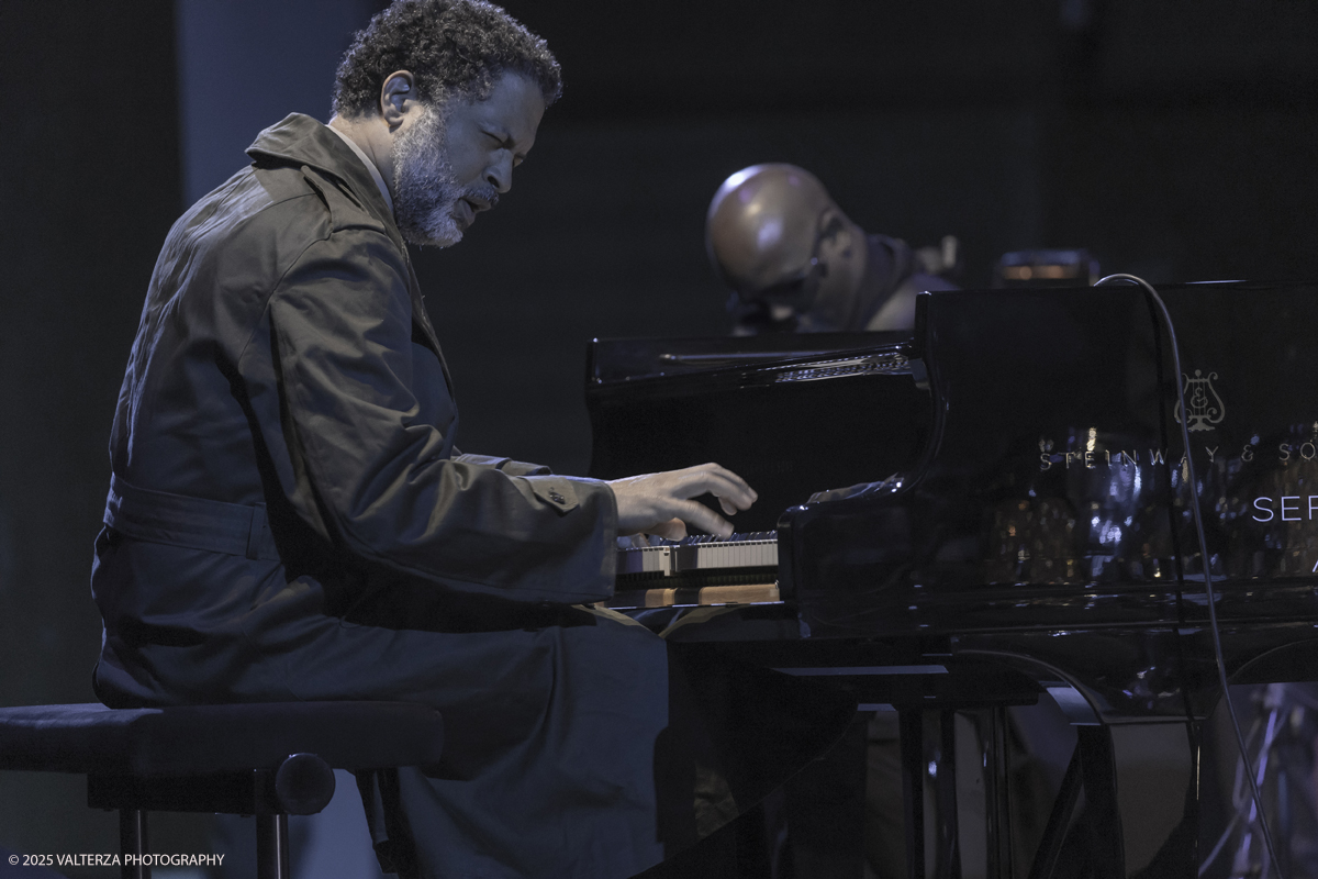 _G5A1341.jpg - 30/04/2025. Torino. JASON MORAN BANDWAGON & TJF ALL STARS â€œ Un concerto di straordinaria bellezza, che ha coronato la 13a edizione!ð�—�ð�—®ð�˜€ð�—¼ð�—» ð�— ð�—¼ð�—¿ð�—®ð�—», con uno dei progetti piÃ¹ importanti del decennio,  all'Auditorium del Lingottha ha narrato in musica la storia di James Reese Europe e degli "Harlem Hellfighters", insieme al suo storico trio Bandwagon - ð�—§ð�—®ð�—¿ð�˜‚ð�˜€ ð�— ð�—®ð�˜�ð�—²ð�—²ð�—» ð�—² ð�—¡ð�—®ð�˜€ð�—µð�—²ð�—²ð�˜� ð�—ªð�—®ð�—¶ð�˜�ð�˜€ - e a una fantastica TJF All Stars: ð�—šð�—¶ð�—¼ð�˜ƒð�—®ð�—»ð�—»ð�—¶ ð�—™ð�—®ð�—¹ð�˜‡ð�—¼ð�—»ð�—², ð�—§ð�—¼ð�—»ð�˜† ð�—–ð�—®ð�˜�ð�˜�ð�—®ð�—»ð�—¼, ð�— ð�—®ð�˜‚ð�—¿ð�—¼ ð�—¢ð�˜�ð�˜�ð�—¼ð�—¹ð�—¶ð�—»ð�—¶, ð�—¡ð�—¶ð�—°ð�—¼ ð�—šð�—¼ð�—¿ð�—¶, ð�—”ð�—°ð�—µð�—¶ð�—¹ð�—¹ð�—² ð�—¦ð�˜‚ð�—°ð�—°ð�—¶, ð�—£ð�—®ð�˜€ð�—¾ð�˜‚ð�—®ð�—¹ð�—² ð�—œð�—»ð�—»ð�—®ð�—¿ð�—²ð�—¹ð�—¹ð�—®, ð�—šð�—¹ð�—®ð�˜‚ð�—°ð�—¼ ð�—•ð�—²ð�—»ð�—²ð�—±ð�—²ð�˜�ð�˜�ð�—¶.