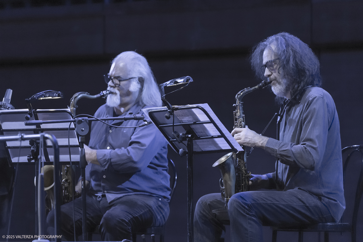 _G5A1404.jpg - 30/04/2025. Torino. JASON MORAN BANDWAGON & TJF ALL STARS â€œ Un concerto di straordinaria bellezza, che ha coronato la 13a edizione!ð�—�ð�—®ð�˜€ð�—¼ð�—» ð�— ð�—¼ð�—¿ð�—®ð�—», con uno dei progetti piÃ¹ importanti del decennio,  all'Auditorium del Lingottha ha narrato in musica la storia di James Reese Europe e degli "Harlem Hellfighters", insieme al suo storico trio Bandwagon - ð�—§ð�—®ð�—¿ð�˜‚ð�˜€ ð�— ð�—®ð�˜�ð�—²ð�—²ð�—» ð�—² ð�—¡ð�—®ð�˜€ð�—µð�—²ð�—²ð�˜� ð�—ªð�—®ð�—¶ð�˜�ð�˜€ - e a una fantastica TJF All Stars: ð�—šð�—¶ð�—¼ð�˜ƒð�—®ð�—»ð�—»ð�—¶ ð�—™ð�—®ð�—¹ð�˜‡ð�—¼ð�—»ð�—², ð�—§ð�—¼ð�—»ð�˜† ð�—–ð�—®ð�˜�ð�˜�ð�—®ð�—»ð�—¼, ð�— ð�—®ð�˜‚ð�—¿ð�—¼ ð�—¢ð�˜�ð�˜�ð�—¼ð�—¹ð�—¶ð�—»ð�—¶, ð�—¡ð�—¶ð�—°ð�—¼ ð�—šð�—¼ð�—¿ð�—¶, ð�—”ð�—°ð�—µð�—¶ð�—¹ð�—¹ð�—² ð�—¦ð�˜‚ð�—°ð�—°ð�—¶, ð�—£ð�—®ð�˜€ð�—¾ð�˜‚ð�—®ð�—¹ð�—² ð�—œð�—»ð�—»ð�—®ð�—¿ð�—²ð�—¹ð�—¹ð�—®, ð�—šð�—¹ð�—®ð�˜‚ð�—°ð�—¼ ð�—•ð�—²ð�—»ð�—²ð�—±ð�—²ð�˜�ð�˜�ð�—¶.