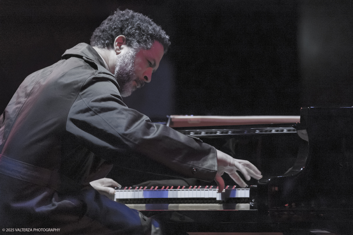 _G5A1426.jpg - 30/04/2025. Torino. JASON MORAN BANDWAGON & TJF ALL STARS â€œ Un concerto di straordinaria bellezza, che ha coronato la 13a edizione!ð�—�ð�—®ð�˜€ð�—¼ð�—» ð�— ð�—¼ð�—¿ð�—®ð�—», con uno dei progetti piÃ¹ importanti del decennio,  all'Auditorium del Lingottha ha narrato in musica la storia di James Reese Europe e degli "Harlem Hellfighters", insieme al suo storico trio Bandwagon - ð�—§ð�—®ð�—¿ð�˜‚ð�˜€ ð�— ð�—®ð�˜�ð�—²ð�—²ð�—» ð�—² ð�—¡ð�—®ð�˜€ð�—µð�—²ð�—²ð�˜� ð�—ªð�—®ð�—¶ð�˜�ð�˜€ - e a una fantastica TJF All Stars: ð�—šð�—¶ð�—¼ð�˜ƒð�—®ð�—»ð�—»ð�—¶ ð�—™ð�—®ð�—¹ð�˜‡ð�—¼ð�—»ð�—², ð�—§ð�—¼ð�—»ð�˜† ð�—–ð�—®ð�˜�ð�˜�ð�—®ð�—»ð�—¼, ð�— ð�—®ð�˜‚ð�—¿ð�—¼ ð�—¢ð�˜�ð�˜�ð�—¼ð�—¹ð�—¶ð�—»ð�—¶, ð�—¡ð�—¶ð�—°ð�—¼ ð�—šð�—¼ð�—¿ð�—¶, ð�—”ð�—°ð�—µð�—¶ð�—¹ð�—¹ð�—² ð�—¦ð�˜‚ð�—°ð�—°ð�—¶, ð�—£ð�—®ð�˜€ð�—¾ð�˜‚ð�—®ð�—¹ð�—² ð�—œð�—»ð�—»ð�—®ð�—¿ð�—²ð�—¹ð�—¹ð�—®, ð�—šð�—¹ð�—®ð�˜‚ð�—°ð�—¼ ð�—•ð�—²ð�—»ð�—²ð�—±ð�—²ð�˜�ð�˜�ð�—¶.