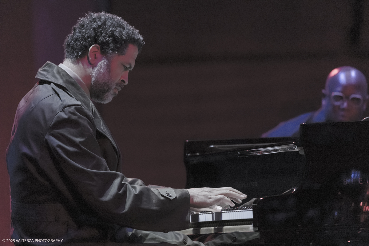 _G5A1452.jpg - 30/04/2025. Torino. JASON MORAN BANDWAGON & TJF ALL STARS â€œ Un concerto di straordinaria bellezza, che ha coronato la 13a edizione!ð�—�ð�—®ð�˜€ð�—¼ð�—» ð�— ð�—¼ð�—¿ð�—®ð�—», con uno dei progetti piÃ¹ importanti del decennio,  all'Auditorium del Lingottha ha narrato in musica la storia di James Reese Europe e degli "Harlem Hellfighters", insieme al suo storico trio Bandwagon - ð�—§ð�—®ð�—¿ð�˜‚ð�˜€ ð�— ð�—®ð�˜�ð�—²ð�—²ð�—» ð�—² ð�—¡ð�—®ð�˜€ð�—µð�—²ð�—²ð�˜� ð�—ªð�—®ð�—¶ð�˜�ð�˜€ - e a una fantastica TJF All Stars: ð�—šð�—¶ð�—¼ð�˜ƒð�—®ð�—»ð�—»ð�—¶ ð�—™ð�—®ð�—¹ð�˜‡ð�—¼ð�—»ð�—², ð�—§ð�—¼ð�—»ð�˜† ð�—–ð�—®ð�˜�ð�˜�ð�—®ð�—»ð�—¼, ð�— ð�—®ð�˜‚ð�—¿ð�—¼ ð�—¢ð�˜�ð�˜�ð�—¼ð�—¹ð�—¶ð�—»ð�—¶, ð�—¡ð�—¶ð�—°ð�—¼ ð�—šð�—¼ð�—¿ð�—¶, ð�—”ð�—°ð�—µð�—¶ð�—¹ð�—¹ð�—² ð�—¦ð�˜‚ð�—°ð�—°ð�—¶, ð�—£ð�—®ð�˜€ð�—¾ð�˜‚ð�—®ð�—¹ð�—² ð�—œð�—»ð�—»ð�—®ð�—¿ð�—²ð�—¹ð�—¹ð�—®, ð�—šð�—¹ð�—®ð�˜‚ð�—°ð�—¼ ð�—•ð�—²ð�—»ð�—²ð�—±ð�—²ð�˜�ð�˜�ð�—¶.
