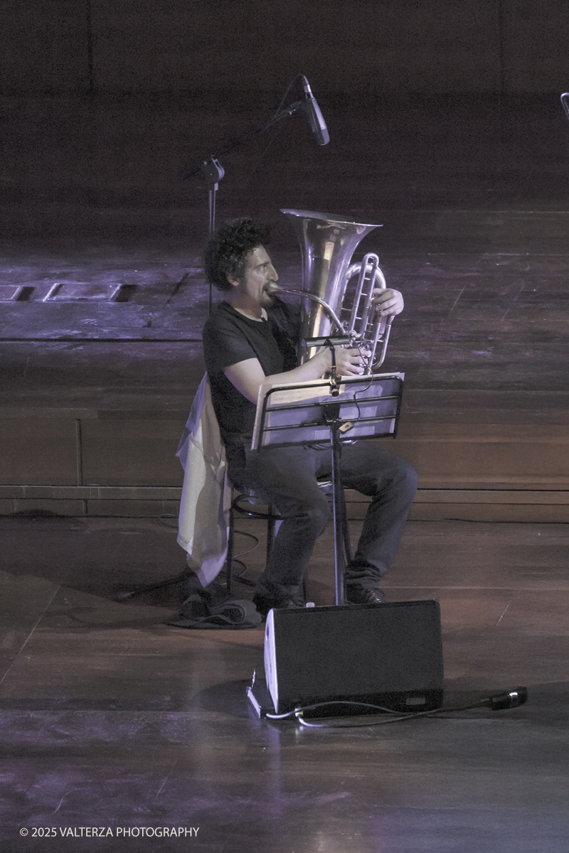 _G5A1470.jpg - 30/04/2025. Torino. JASON MORAN BANDWAGON & TJF ALL STARS â€œ Un concerto di straordinaria bellezza, che ha coronato la 13a edizione!ð�—�ð�—®ð�˜€ð�—¼ð�—» ð�— ð�—¼ð�—¿ð�—®ð�—», con uno dei progetti piÃ¹ importanti del decennio,  all'Auditorium del Lingottha ha narrato in musica la storia di James Reese Europe e degli "Harlem Hellfighters", insieme al suo storico trio Bandwagon - ð�—§ð�—®ð�—¿ð�˜‚ð�˜€ ð�— ð�—®ð�˜�ð�—²ð�—²ð�—» ð�—² ð�—¡ð�—®ð�˜€ð�—µð�—²ð�—²ð�˜� ð�—ªð�—®ð�—¶ð�˜�ð�˜€ - e a una fantastica TJF All Stars: ð�—šð�—¶ð�—¼ð�˜ƒð�—®ð�—»ð�—»ð�—¶ ð�—™ð�—®ð�—¹ð�˜‡ð�—¼ð�—»ð�—², ð�—§ð�—¼ð�—»ð�˜† ð�—–ð�—®ð�˜�ð�˜�ð�—®ð�—»ð�—¼, ð�— ð�—®ð�˜‚ð�—¿ð�—¼ ð�—¢ð�˜�ð�˜�ð�—¼ð�—¹ð�—¶ð�—»ð�—¶, ð�—¡ð�—¶ð�—°ð�—¼ ð�—šð�—¼ð�—¿ð�—¶, ð�—”ð�—°ð�—µð�—¶ð�—¹ð�—¹ð�—² ð�—¦ð�˜‚ð�—°ð�—°ð�—¶, ð�—£ð�—®ð�˜€ð�—¾ð�˜‚ð�—®ð�—¹ð�—² ð�—œð�—»ð�—»ð�—®ð�—¿ð�—²ð�—¹ð�—¹ð�—®, ð�—šð�—¹ð�—®ð�˜‚ð�—°ð�—¼ ð�—•ð�—²ð�—»ð�—²ð�—±ð�—²ð�˜�ð�˜�ð�—¶.