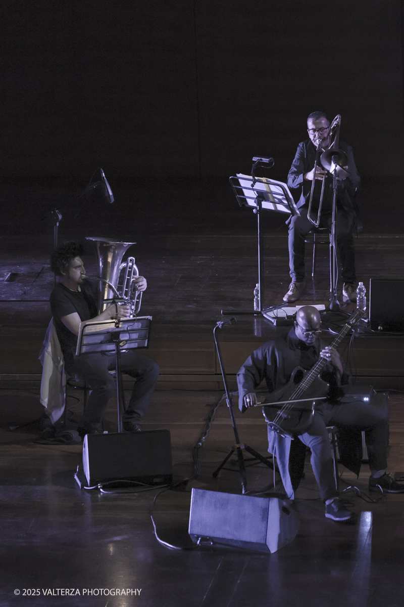 _G5A1477.jpg - 30/04/2025. Torino. JASON MORAN BANDWAGON & TJF ALL STARS â€œ Un concerto di straordinaria bellezza, che ha coronato la 13a edizione!ð�—�ð�—®ð�˜€ð�—¼ð�—» ð�— ð�—¼ð�—¿ð�—®ð�—», con uno dei progetti piÃ¹ importanti del decennio,  all'Auditorium del Lingottha ha narrato in musica la storia di James Reese Europe e degli "Harlem Hellfighters", insieme al suo storico trio Bandwagon - ð�—§ð�—®ð�—¿ð�˜‚ð�˜€ ð�— ð�—®ð�˜�ð�—²ð�—²ð�—» ð�—² ð�—¡ð�—®ð�˜€ð�—µð�—²ð�—²ð�˜� ð�—ªð�—®ð�—¶ð�˜�ð�˜€ - e a una fantastica TJF All Stars: ð�—šð�—¶ð�—¼ð�˜ƒð�—®ð�—»ð�—»ð�—¶ ð�—™ð�—®ð�—¹ð�˜‡ð�—¼ð�—»ð�—², ð�—§ð�—¼ð�—»ð�˜† ð�—–ð�—®ð�˜�ð�˜�ð�—®ð�—»ð�—¼, ð�— ð�—®ð�˜‚ð�—¿ð�—¼ ð�—¢ð�˜�ð�˜�ð�—¼ð�—¹ð�—¶ð�—»ð�—¶, ð�—¡ð�—¶ð�—°ð�—¼ ð�—šð�—¼ð�—¿ð�—¶, ð�—”ð�—°ð�—µð�—¶ð�—¹ð�—¹ð�—² ð�—¦ð�˜‚ð�—°ð�—°ð�—¶, ð�—£ð�—®ð�˜€ð�—¾ð�˜‚ð�—®ð�—¹ð�—² ð�—œð�—»ð�—»ð�—®ð�—¿ð�—²ð�—¹ð�—¹ð�—®, ð�—šð�—¹ð�—®ð�˜‚ð�—°ð�—¼ ð�—•ð�—²ð�—»ð�—²ð�—±ð�—²ð�˜�ð�˜�ð�—¶.