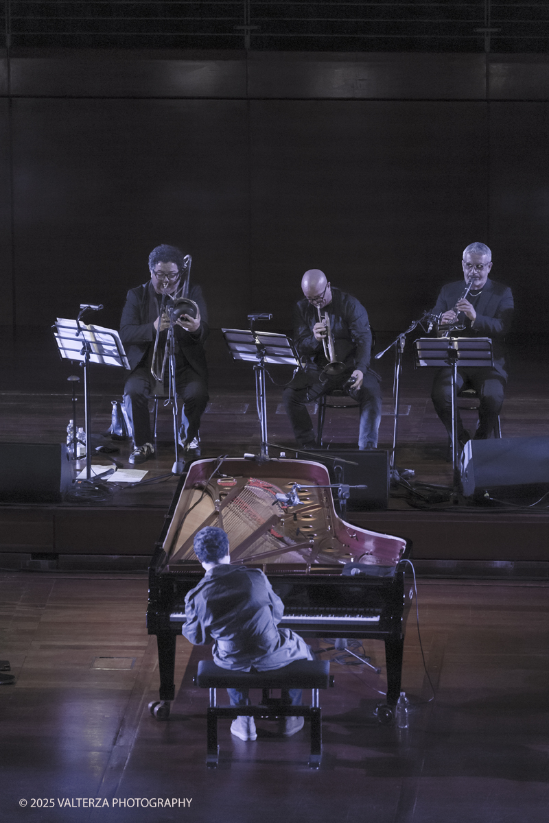 _G5A1483.jpg - 30/04/2025. Torino. JASON MORAN BANDWAGON & TJF ALL STARS â€œ Un concerto di straordinaria bellezza, che ha coronato la 13a edizione!ð�—�ð�—®ð�˜€ð�—¼ð�—» ð�— ð�—¼ð�—¿ð�—®ð�—», con uno dei progetti piÃ¹ importanti del decennio,  all'Auditorium del Lingottha ha narrato in musica la storia di James Reese Europe e degli "Harlem Hellfighters", insieme al suo storico trio Bandwagon - ð�—§ð�—®ð�—¿ð�˜‚ð�˜€ ð�— ð�—®ð�˜�ð�—²ð�—²ð�—» ð�—² ð�—¡ð�—®ð�˜€ð�—µð�—²ð�—²ð�˜� ð�—ªð�—®ð�—¶ð�˜�ð�˜€ - e a una fantastica TJF All Stars: ð�—šð�—¶ð�—¼ð�˜ƒð�—®ð�—»ð�—»ð�—¶ ð�—™ð�—®ð�—¹ð�˜‡ð�—¼ð�—»ð�—², ð�—§ð�—¼ð�—»ð�˜† ð�—–ð�—®ð�˜�ð�˜�ð�—®ð�—»ð�—¼, ð�— ð�—®ð�˜‚ð�—¿ð�—¼ ð�—¢ð�˜�ð�˜�ð�—¼ð�—¹ð�—¶ð�—»ð�—¶, ð�—¡ð�—¶ð�—°ð�—¼ ð�—šð�—¼ð�—¿ð�—¶, ð�—”ð�—°ð�—µð�—¶ð�—¹ð�—¹ð�—² ð�—¦ð�˜‚ð�—°ð�—°ð�—¶, ð�—£ð�—®ð�˜€ð�—¾ð�˜‚ð�—®ð�—¹ð�—² ð�—œð�—»ð�—»ð�—®ð�—¿ð�—²ð�—¹ð�—¹ð�—®, ð�—šð�—¹ð�—®ð�˜‚ð�—°ð�—¼ ð�—•ð�—²ð�—»ð�—²ð�—±ð�—²ð�˜�ð�˜�ð�—¶.