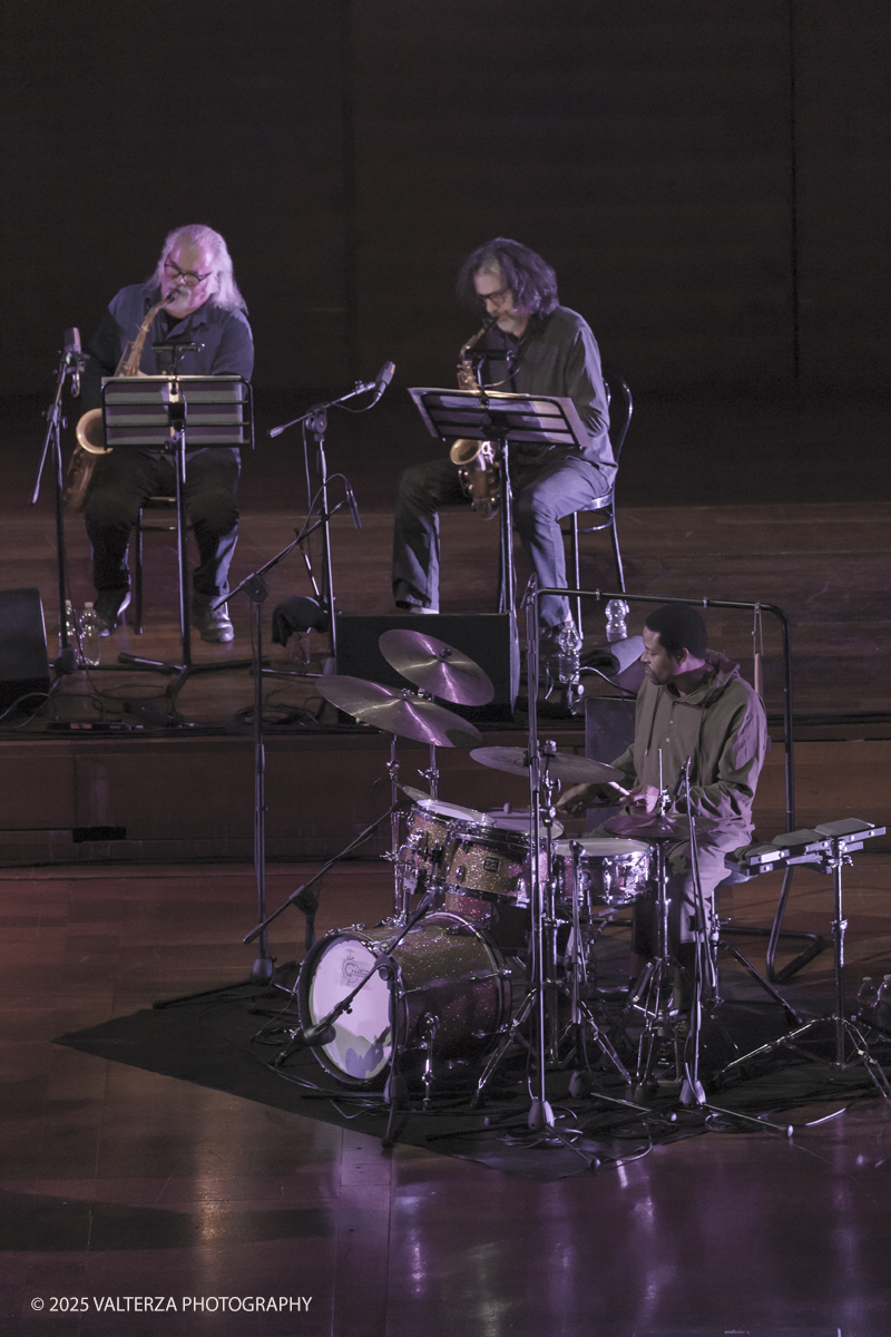 _G5A1485.jpg - 30/04/2025. Torino. JASON MORAN BANDWAGON & TJF ALL STARS â€œ Un concerto di straordinaria bellezza, che ha coronato la 13a edizione!ð�—�ð�—®ð�˜€ð�—¼ð�—» ð�— ð�—¼ð�—¿ð�—®ð�—», con uno dei progetti piÃ¹ importanti del decennio,  all'Auditorium del Lingottha ha narrato in musica la storia di James Reese Europe e degli "Harlem Hellfighters", insieme al suo storico trio Bandwagon - ð�—§ð�—®ð�—¿ð�˜‚ð�˜€ ð�— ð�—®ð�˜�ð�—²ð�—²ð�—» ð�—² ð�—¡ð�—®ð�˜€ð�—µð�—²ð�—²ð�˜� ð�—ªð�—®ð�—¶ð�˜�ð�˜€ - e a una fantastica TJF All Stars: ð�—šð�—¶ð�—¼ð�˜ƒð�—®ð�—»ð�—»ð�—¶ ð�—™ð�—®ð�—¹ð�˜‡ð�—¼ð�—»ð�—², ð�—§ð�—¼ð�—»ð�˜† ð�—–ð�—®ð�˜�ð�˜�ð�—®ð�—»ð�—¼, ð�— ð�—®ð�˜‚ð�—¿ð�—¼ ð�—¢ð�˜�ð�˜�ð�—¼ð�—¹ð�—¶ð�—»ð�—¶, ð�—¡ð�—¶ð�—°ð�—¼ ð�—šð�—¼ð�—¿ð�—¶, ð�—”ð�—°ð�—µð�—¶ð�—¹ð�—¹ð�—² ð�—¦ð�˜‚ð�—°ð�—°ð�—¶, ð�—£ð�—®ð�˜€ð�—¾ð�˜‚ð�—®ð�—¹ð�—² ð�—œð�—»ð�—»ð�—®ð�—¿ð�—²ð�—¹ð�—¹ð�—®, ð�—šð�—¹ð�—®ð�˜‚ð�—°ð�—¼ ð�—•ð�—²ð�—»ð�—²ð�—±ð�—²ð�˜�ð�˜�ð�—¶.