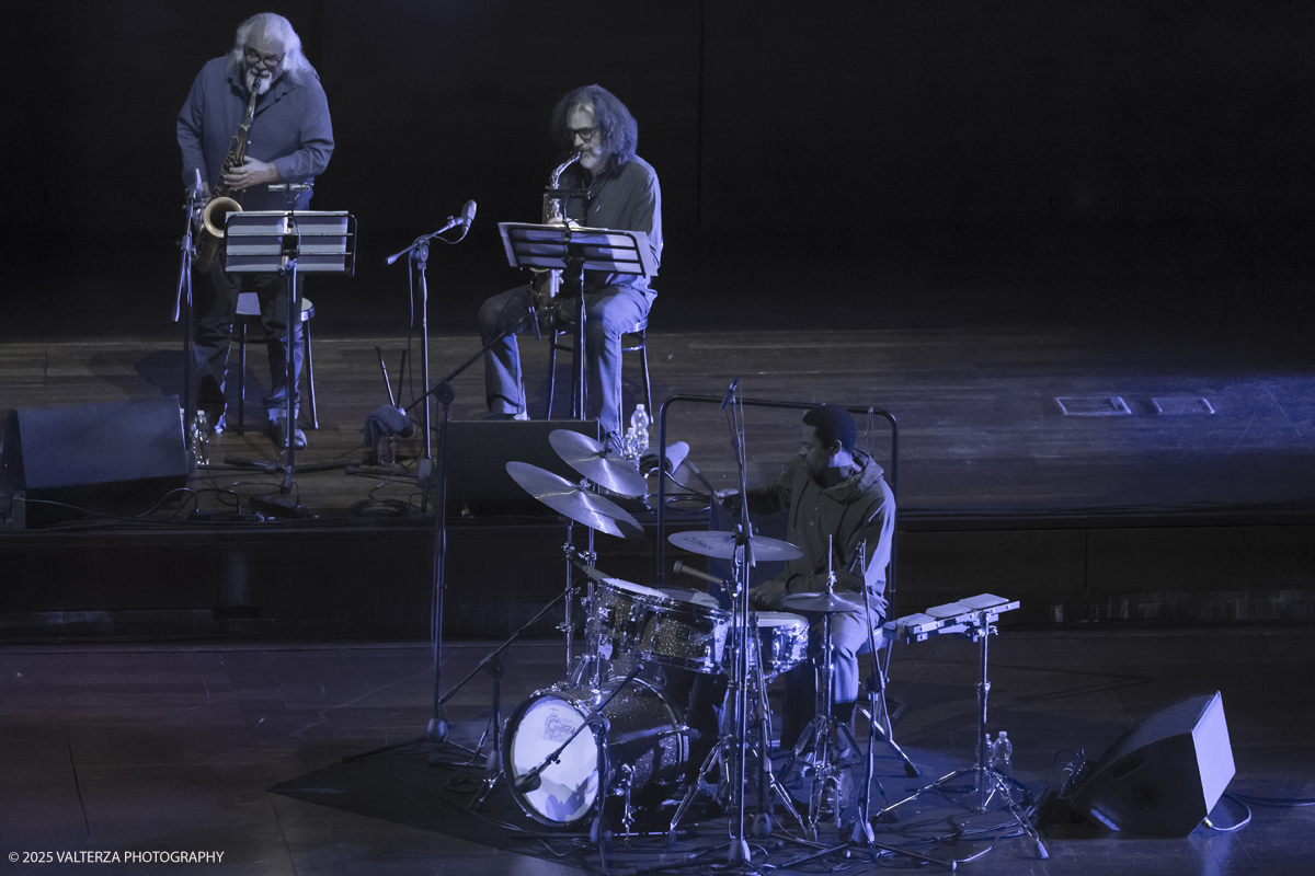 _G5A1525.jpg - 30/04/2025. Torino. JASON MORAN BANDWAGON & TJF ALL STARS â€œ Un concerto di straordinaria bellezza, che ha coronato la 13a edizione!ð�—�ð�—®ð�˜€ð�—¼ð�—» ð�— ð�—¼ð�—¿ð�—®ð�—», con uno dei progetti piÃ¹ importanti del decennio,  all'Auditorium del Lingottha ha narrato in musica la storia di James Reese Europe e degli "Harlem Hellfighters", insieme al suo storico trio Bandwagon - ð�—§ð�—®ð�—¿ð�˜‚ð�˜€ ð�— ð�—®ð�˜�ð�—²ð�—²ð�—» ð�—² ð�—¡ð�—®ð�˜€ð�—µð�—²ð�—²ð�˜� ð�—ªð�—®ð�—¶ð�˜�ð�˜€ - e a una fantastica TJF All Stars: ð�—šð�—¶ð�—¼ð�˜ƒð�—®ð�—»ð�—»ð�—¶ ð�—™ð�—®ð�—¹ð�˜‡ð�—¼ð�—»ð�—², ð�—§ð�—¼ð�—»ð�˜† ð�—–ð�—®ð�˜�ð�˜�ð�—®ð�—»ð�—¼, ð�— ð�—®ð�˜‚ð�—¿ð�—¼ ð�—¢ð�˜�ð�˜�ð�—¼ð�—¹ð�—¶ð�—»ð�—¶, ð�—¡ð�—¶ð�—°ð�—¼ ð�—šð�—¼ð�—¿ð�—¶, ð�—”ð�—°ð�—µð�—¶ð�—¹ð�—¹ð�—² ð�—¦ð�˜‚ð�—°ð�—°ð�—¶, ð�—£ð�—®ð�˜€ð�—¾ð�˜‚ð�—®ð�—¹ð�—² ð�—œð�—»ð�—»ð�—®ð�—¿ð�—²ð�—¹ð�—¹ð�—®, ð�—šð�—¹ð�—®ð�˜‚ð�—°ð�—¼ ð�—•ð�—²ð�—»ð�—²ð�—±ð�—²ð�˜�ð�˜�ð�—¶.