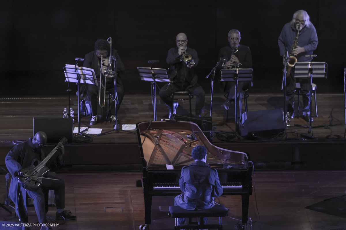 _G5A1527.jpg - 30/04/2025. Torino. JASON MORAN BANDWAGON & TJF ALL STARS â€œ Un concerto di straordinaria bellezza, che ha coronato la 13a edizione!ð�—�ð�—®ð�˜€ð�—¼ð�—» ð�— ð�—¼ð�—¿ð�—®ð�—», con uno dei progetti piÃ¹ importanti del decennio,  all'Auditorium del Lingottha ha narrato in musica la storia di James Reese Europe e degli "Harlem Hellfighters", insieme al suo storico trio Bandwagon - ð�—§ð�—®ð�—¿ð�˜‚ð�˜€ ð�— ð�—®ð�˜�ð�—²ð�—²ð�—» ð�—² ð�—¡ð�—®ð�˜€ð�—µð�—²ð�—²ð�˜� ð�—ªð�—®ð�—¶ð�˜�ð�˜€ - e a una fantastica TJF All Stars: ð�—šð�—¶ð�—¼ð�˜ƒð�—®ð�—»ð�—»ð�—¶ ð�—™ð�—®ð�—¹ð�˜‡ð�—¼ð�—»ð�—², ð�—§ð�—¼ð�—»ð�˜† ð�—–ð�—®ð�˜�ð�˜�ð�—®ð�—»ð�—¼, ð�— ð�—®ð�˜‚ð�—¿ð�—¼ ð�—¢ð�˜�ð�˜�ð�—¼ð�—¹ð�—¶ð�—»ð�—¶, ð�—¡ð�—¶ð�—°ð�—¼ ð�—šð�—¼ð�—¿ð�—¶, ð�—”ð�—°ð�—µð�—¶ð�—¹ð�—¹ð�—² ð�—¦ð�˜‚ð�—°ð�—°ð�—¶, ð�—£ð�—®ð�˜€ð�—¾ð�˜‚ð�—®ð�—¹ð�—² ð�—œð�—»ð�—»ð�—®ð�—¿ð�—²ð�—¹ð�—¹ð�—®, ð�—šð�—¹ð�—®ð�˜‚ð�—°ð�—¼ ð�—•ð�—²ð�—»ð�—²ð�—±ð�—²ð�˜�ð�˜�ð�—¶.