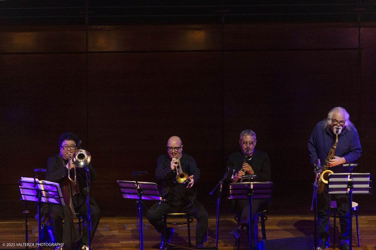 _G5A1541.jpg - 30/04/2025. Torino. JASON MORAN BANDWAGON & TJF ALL STARS â€œ Un concerto di straordinaria bellezza, che ha coronato la 13a edizione!ð�—�ð�—®ð�˜€ð�—¼ð�—» ð�— ð�—¼ð�—¿ð�—®ð�—», con uno dei progetti piÃ¹ importanti del decennio,  all'Auditorium del Lingottha ha narrato in musica la storia di James Reese Europe e degli "Harlem Hellfighters", insieme al suo storico trio Bandwagon - ð�—§ð�—®ð�—¿ð�˜‚ð�˜€ ð�— ð�—®ð�˜�ð�—²ð�—²ð�—» ð�—² ð�—¡ð�—®ð�˜€ð�—µð�—²ð�—²ð�˜� ð�—ªð�—®ð�—¶ð�˜�ð�˜€ - e a una fantastica TJF All Stars: ð�—šð�—¶ð�—¼ð�˜ƒð�—®ð�—»ð�—»ð�—¶ ð�—™ð�—®ð�—¹ð�˜‡ð�—¼ð�—»ð�—², ð�—§ð�—¼ð�—»ð�˜† ð�—–ð�—®ð�˜�ð�˜�ð�—®ð�—»ð�—¼, ð�— ð�—®ð�˜‚ð�—¿ð�—¼ ð�—¢ð�˜�ð�˜�ð�—¼ð�—¹ð�—¶ð�—»ð�—¶, ð�—¡ð�—¶ð�—°ð�—¼ ð�—šð�—¼ð�—¿ð�—¶, ð�—”ð�—°ð�—µð�—¶ð�—¹ð�—¹ð�—² ð�—¦ð�˜‚ð�—°ð�—°ð�—¶, ð�—£ð�—®ð�˜€ð�—¾ð�˜‚ð�—®ð�—¹ð�—² ð�—œð�—»ð�—»ð�—®ð�—¿ð�—²ð�—¹ð�—¹ð�—®, ð�—šð�—¹ð�—®ð�˜‚ð�—°ð�—¼ ð�—•ð�—²ð�—»ð�—²ð�—±ð�—²ð�˜�ð�˜�ð�—¶.