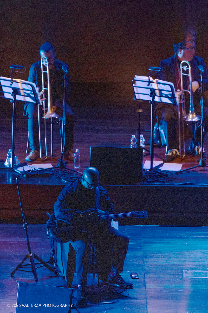 _G5A1553.jpg - 30/04/2025. Torino. JASON MORAN BANDWAGON & TJF ALL STARS â€œ Un concerto di straordinaria bellezza, che ha coronato la 13a edizione!ð�—�ð�—®ð�˜€ð�—¼ð�—» ð�— ð�—¼ð�—¿ð�—®ð�—», con uno dei progetti piÃ¹ importanti del decennio,  all'Auditorium del Lingottha ha narrato in musica la storia di James Reese Europe e degli "Harlem Hellfighters", insieme al suo storico trio Bandwagon - ð�—§ð�—®ð�—¿ð�˜‚ð�˜€ ð�— ð�—®ð�˜�ð�—²ð�—²ð�—» ð�—² ð�—¡ð�—®ð�˜€ð�—µð�—²ð�—²ð�˜� ð�—ªð�—®ð�—¶ð�˜�ð�˜€ - e a una fantastica TJF All Stars: ð�—šð�—¶ð�—¼ð�˜ƒð�—®ð�—»ð�—»ð�—¶ ð�—™ð�—®ð�—¹ð�˜‡ð�—¼ð�—»ð�—², ð�—§ð�—¼ð�—»ð�˜† ð�—–ð�—®ð�˜�ð�˜�ð�—®ð�—»ð�—¼, ð�— ð�—®ð�˜‚ð�—¿ð�—¼ ð�—¢ð�˜�ð�˜�ð�—¼ð�—¹ð�—¶ð�—»ð�—¶, ð�—¡ð�—¶ð�—°ð�—¼ ð�—šð�—¼ð�—¿ð�—¶, ð�—”ð�—°ð�—µð�—¶ð�—¹ð�—¹ð�—² ð�—¦ð�˜‚ð�—°ð�—°ð�—¶, ð�—£ð�—®ð�˜€ð�—¾ð�˜‚ð�—®ð�—¹ð�—² ð�—œð�—»ð�—»ð�—®ð�—¿ð�—²ð�—¹ð�—¹ð�—®, ð�—šð�—¹ð�—®ð�˜‚ð�—°ð�—¼ ð�—•ð�—²ð�—»ð�—²ð�—±ð�—²ð�˜�ð�˜�ð�—¶.