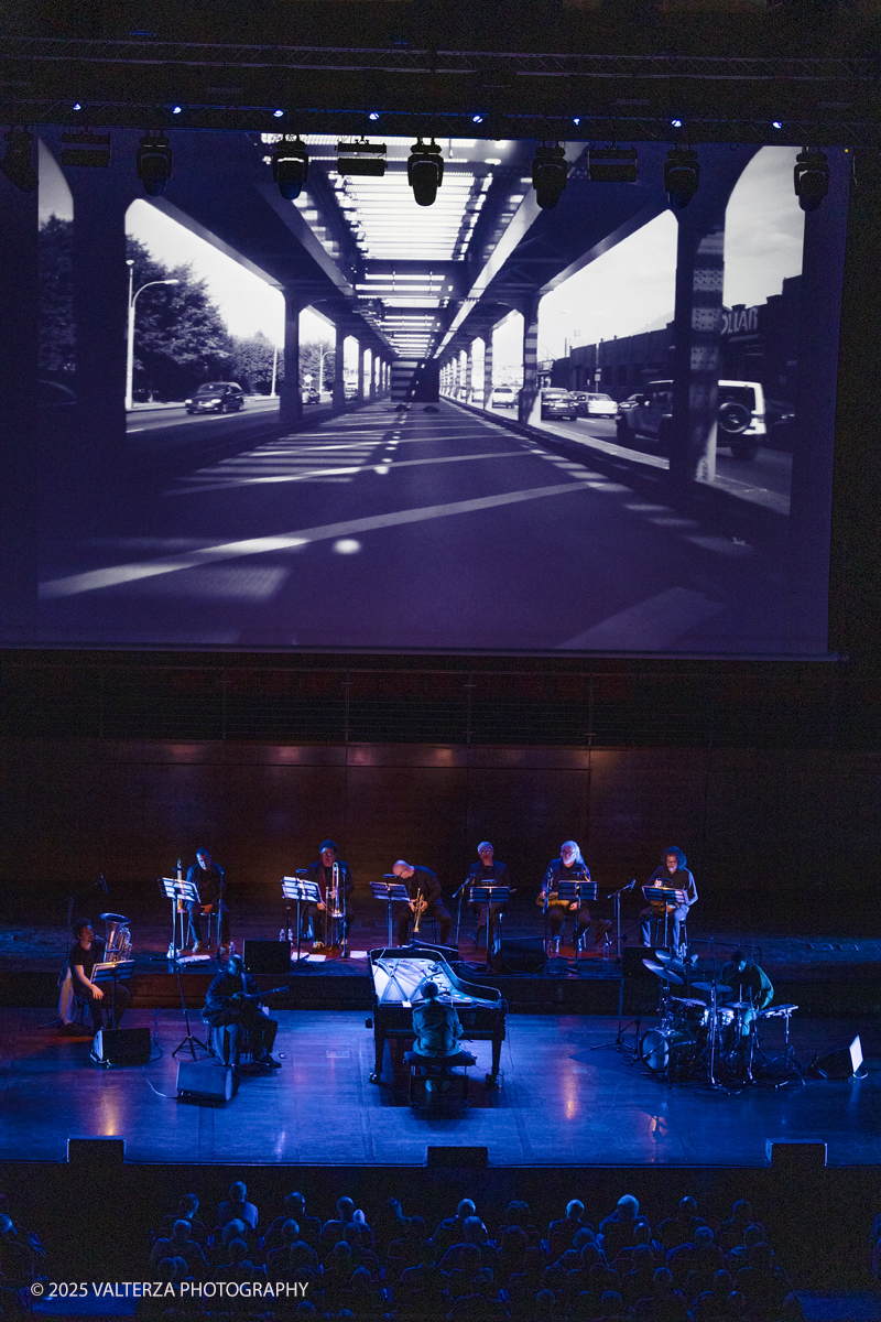 _G5A1560.jpg - 30/04/2025. Torino. JASON MORAN BANDWAGON & TJF ALL STARS â€œ Un concerto di straordinaria bellezza, che ha coronato la 13a edizione!ð�—�ð�—®ð�˜€ð�—¼ð�—» ð�— ð�—¼ð�—¿ð�—®ð�—», con uno dei progetti piÃ¹ importanti del decennio,  all'Auditorium del Lingottha ha narrato in musica la storia di James Reese Europe e degli "Harlem Hellfighters", insieme al suo storico trio Bandwagon - ð�—§ð�—®ð�—¿ð�˜‚ð�˜€ ð�— ð�—®ð�˜�ð�—²ð�—²ð�—» ð�—² ð�—¡ð�—®ð�˜€ð�—µð�—²ð�—²ð�˜� ð�—ªð�—®ð�—¶ð�˜�ð�˜€ - e a una fantastica TJF All Stars: ð�—šð�—¶ð�—¼ð�˜ƒð�—®ð�—»ð�—»ð�—¶ ð�—™ð�—®ð�—¹ð�˜‡ð�—¼ð�—»ð�—², ð�—§ð�—¼ð�—»ð�˜† ð�—–ð�—®ð�˜�ð�˜�ð�—®ð�—»ð�—¼, ð�— ð�—®ð�˜‚ð�—¿ð�—¼ ð�—¢ð�˜�ð�˜�ð�—¼ð�—¹ð�—¶ð�—»ð�—¶, ð�—¡ð�—¶ð�—°ð�—¼ ð�—šð�—¼ð�—¿ð�—¶, ð�—”ð�—°ð�—µð�—¶ð�—¹ð�—¹ð�—² ð�—¦ð�˜‚ð�—°ð�—°ð�—¶, ð�—£ð�—®ð�˜€ð�—¾ð�˜‚ð�—®ð�—¹ð�—² ð�—œð�—»ð�—»ð�—®ð�—¿ð�—²ð�—¹ð�—¹ð�—®, ð�—šð�—¹ð�—®ð�˜‚ð�—°ð�—¼ ð�—•ð�—²ð�—»ð�—²ð�—±ð�—²ð�˜�ð�˜�ð�—¶.