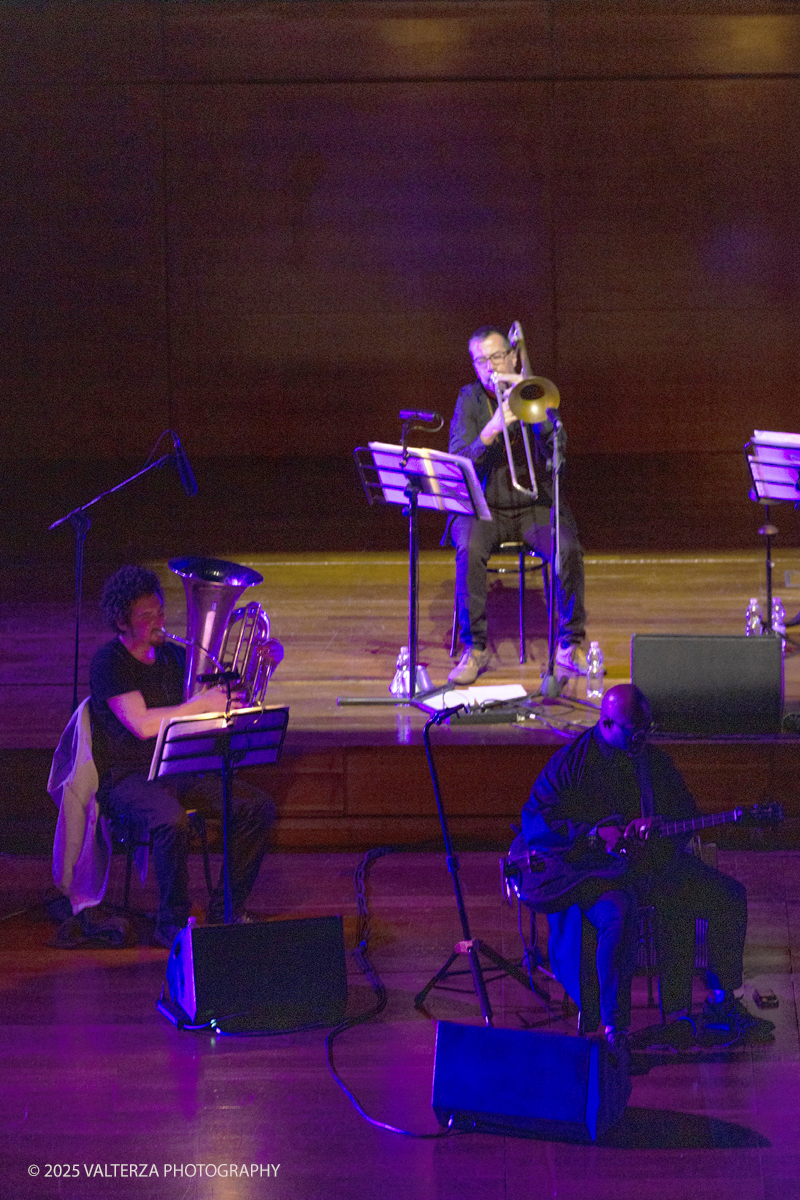 _G5A1599.jpg - 30/04/2025. Torino. JASON MORAN BANDWAGON & TJF ALL STARS â€œ Un concerto di straordinaria bellezza, che ha coronato la 13a edizione!ð�—�ð�—®ð�˜€ð�—¼ð�—» ð�— ð�—¼ð�—¿ð�—®ð�—», con uno dei progetti piÃ¹ importanti del decennio,  all'Auditorium del Lingottha ha narrato in musica la storia di James Reese Europe e degli "Harlem Hellfighters", insieme al suo storico trio Bandwagon - ð�—§ð�—®ð�—¿ð�˜‚ð�˜€ ð�— ð�—®ð�˜�ð�—²ð�—²ð�—» ð�—² ð�—¡ð�—®ð�˜€ð�—µð�—²ð�—²ð�˜� ð�—ªð�—®ð�—¶ð�˜�ð�˜€ - e a una fantastica TJF All Stars: ð�—šð�—¶ð�—¼ð�˜ƒð�—®ð�—»ð�—»ð�—¶ ð�—™ð�—®ð�—¹ð�˜‡ð�—¼ð�—»ð�—², ð�—§ð�—¼ð�—»ð�˜† ð�—–ð�—®ð�˜�ð�˜�ð�—®ð�—»ð�—¼, ð�— ð�—®ð�˜‚ð�—¿ð�—¼ ð�—¢ð�˜�ð�˜�ð�—¼ð�—¹ð�—¶ð�—»ð�—¶, ð�—¡ð�—¶ð�—°ð�—¼ ð�—šð�—¼ð�—¿ð�—¶, ð�—”ð�—°ð�—µð�—¶ð�—¹ð�—¹ð�—² ð�—¦ð�˜‚ð�—°ð�—°ð�—¶, ð�—£ð�—®ð�˜€ð�—¾ð�˜‚ð�—®ð�—¹ð�—² ð�—œð�—»ð�—»ð�—®ð�—¿ð�—²ð�—¹ð�—¹ð�—®, ð�—šð�—¹ð�—®ð�˜‚ð�—°ð�—¼ ð�—•ð�—²ð�—»ð�—²ð�—±ð�—²ð�˜�ð�˜�ð�—¶.