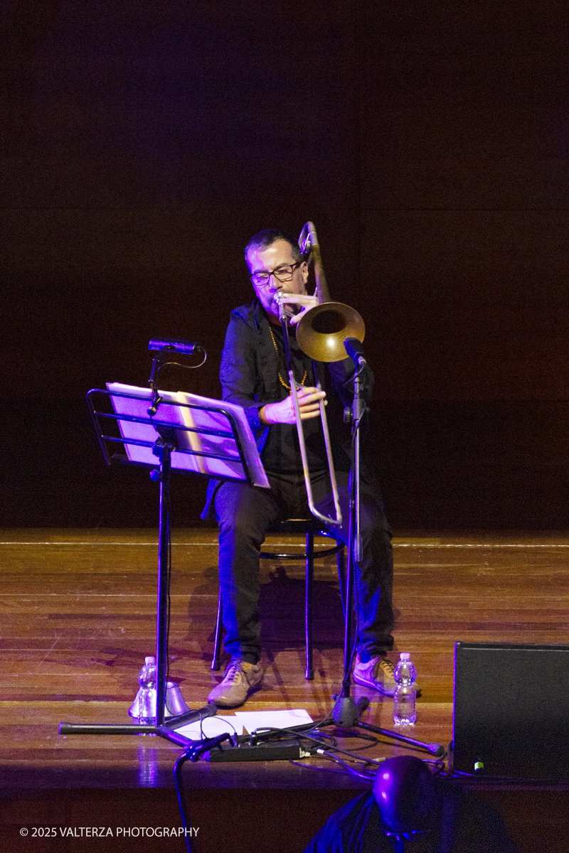 _G5A1604.jpg - 30/04/2025. Torino. JASON MORAN BANDWAGON & TJF ALL STARS â€œ Un concerto di straordinaria bellezza, che ha coronato la 13a edizione!ð�—�ð�—®ð�˜€ð�—¼ð�—» ð�— ð�—¼ð�—¿ð�—®ð�—», con uno dei progetti piÃ¹ importanti del decennio,  all'Auditorium del Lingottha ha narrato in musica la storia di James Reese Europe e degli "Harlem Hellfighters", insieme al suo storico trio Bandwagon - ð�—§ð�—®ð�—¿ð�˜‚ð�˜€ ð�— ð�—®ð�˜�ð�—²ð�—²ð�—» ð�—² ð�—¡ð�—®ð�˜€ð�—µð�—²ð�—²ð�˜� ð�—ªð�—®ð�—¶ð�˜�ð�˜€ - e a una fantastica TJF All Stars: ð�—šð�—¶ð�—¼ð�˜ƒð�—®ð�—»ð�—»ð�—¶ ð�—™ð�—®ð�—¹ð�˜‡ð�—¼ð�—»ð�—², ð�—§ð�—¼ð�—»ð�˜† ð�—–ð�—®ð�˜�ð�˜�ð�—®ð�—»ð�—¼, ð�— ð�—®ð�˜‚ð�—¿ð�—¼ ð�—¢ð�˜�ð�˜�ð�—¼ð�—¹ð�—¶ð�—»ð�—¶, ð�—¡ð�—¶ð�—°ð�—¼ ð�—šð�—¼ð�—¿ð�—¶, ð�—”ð�—°ð�—µð�—¶ð�—¹ð�—¹ð�—² ð�—¦ð�˜‚ð�—°ð�—°ð�—¶, ð�—£ð�—®ð�˜€ð�—¾ð�˜‚ð�—®ð�—¹ð�—² ð�—œð�—»ð�—»ð�—®ð�—¿ð�—²ð�—¹ð�—¹ð�—®, ð�—šð�—¹ð�—®ð�˜‚ð�—°ð�—¼ ð�—•ð�—²ð�—»ð�—²ð�—±ð�—²ð�˜�ð�˜�ð�—¶.