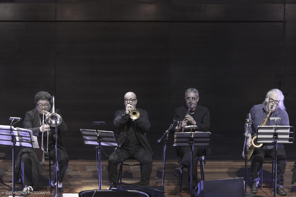 _G5A1650.jpg - 30/04/2025. Torino. JASON MORAN BANDWAGON & TJF ALL STARS â€œ Un concerto di straordinaria bellezza, che ha coronato la 13a edizione!ð�—�ð�—®ð�˜€ð�—¼ð�—» ð�— ð�—¼ð�—¿ð�—®ð�—», con uno dei progetti piÃ¹ importanti del decennio,  all'Auditorium del Lingottha ha narrato in musica la storia di James Reese Europe e degli "Harlem Hellfighters", insieme al suo storico trio Bandwagon - ð�—§ð�—®ð�—¿ð�˜‚ð�˜€ ð�— ð�—®ð�˜�ð�—²ð�—²ð�—» ð�—² ð�—¡ð�—®ð�˜€ð�—µð�—²ð�—²ð�˜� ð�—ªð�—®ð�—¶ð�˜�ð�˜€ - e a una fantastica TJF All Stars: ð�—šð�—¶ð�—¼ð�˜ƒð�—®ð�—»ð�—»ð�—¶ ð�—™ð�—®ð�—¹ð�˜‡ð�—¼ð�—»ð�—², ð�—§ð�—¼ð�—»ð�˜† ð�—–ð�—®ð�˜�ð�˜�ð�—®ð�—»ð�—¼, ð�— ð�—®ð�˜‚ð�—¿ð�—¼ ð�—¢ð�˜�ð�˜�ð�—¼ð�—¹ð�—¶ð�—»ð�—¶, ð�—¡ð�—¶ð�—°ð�—¼ ð�—šð�—¼ð�—¿ð�—¶, ð�—”ð�—°ð�—µð�—¶ð�—¹ð�—¹ð�—² ð�—¦ð�˜‚ð�—°ð�—°ð�—¶, ð�—£ð�—®ð�˜€ð�—¾ð�˜‚ð�—®ð�—¹ð�—² ð�—œð�—»ð�—»ð�—®ð�—¿ð�—²ð�—¹ð�—¹ð�—®, ð�—šð�—¹ð�—®ð�˜‚ð�—°ð�—¼ ð�—•ð�—²ð�—»ð�—²ð�—±ð�—²ð�˜�ð�˜�ð�—¶.
