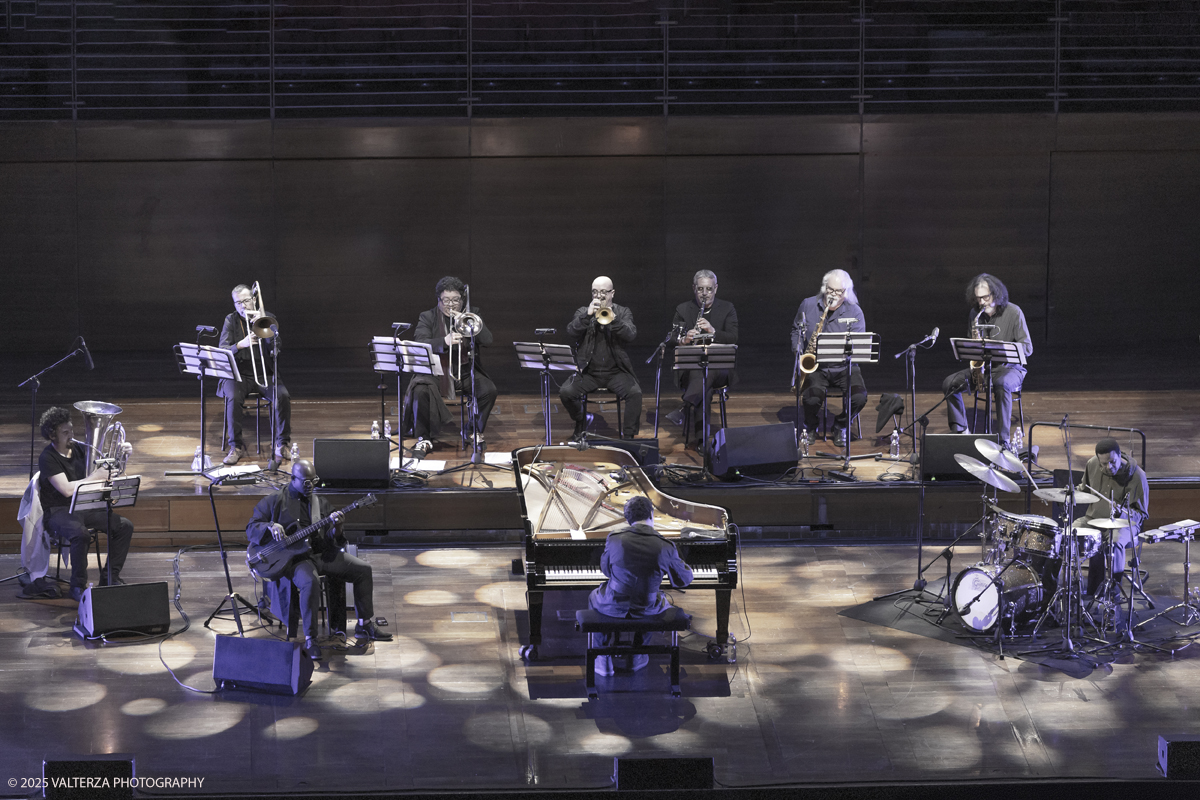 _G5A1673.jpg - 30/04/2025. Torino. JASON MORAN BANDWAGON & TJF ALL STARS â€œ Un concerto di straordinaria bellezza, che ha coronato la 13a edizione!ð�—�ð�—®ð�˜€ð�—¼ð�—» ð�— ð�—¼ð�—¿ð�—®ð�—», con uno dei progetti piÃ¹ importanti del decennio,  all'Auditorium del Lingottha ha narrato in musica la storia di James Reese Europe e degli "Harlem Hellfighters", insieme al suo storico trio Bandwagon - ð�—§ð�—®ð�—¿ð�˜‚ð�˜€ ð�— ð�—®ð�˜�ð�—²ð�—²ð�—» ð�—² ð�—¡ð�—®ð�˜€ð�—µð�—²ð�—²ð�˜� ð�—ªð�—®ð�—¶ð�˜�ð�˜€ - e a una fantastica TJF All Stars: ð�—šð�—¶ð�—¼ð�˜ƒð�—®ð�—»ð�—»ð�—¶ ð�—™ð�—®ð�—¹ð�˜‡ð�—¼ð�—»ð�—², ð�—§ð�—¼ð�—»ð�˜† ð�—–ð�—®ð�˜�ð�˜�ð�—®ð�—»ð�—¼, ð�— ð�—®ð�˜‚ð�—¿ð�—¼ ð�—¢ð�˜�ð�˜�ð�—¼ð�—¹ð�—¶ð�—»ð�—¶, ð�—¡ð�—¶ð�—°ð�—¼ ð�—šð�—¼ð�—¿ð�—¶, ð�—”ð�—°ð�—µð�—¶ð�—¹ð�—¹ð�—² ð�—¦ð�˜‚ð�—°ð�—°ð�—¶, ð�—£ð�—®ð�˜€ð�—¾ð�˜‚ð�—®ð�—¹ð�—² ð�—œð�—»ð�—»ð�—®ð�—¿ð�—²ð�—¹ð�—¹ð�—®, ð�—šð�—¹ð�—®ð�˜‚ð�—°ð�—¼ ð�—•ð�—²ð�—»ð�—²ð�—±ð�—²ð�˜�ð�˜�ð�—¶.