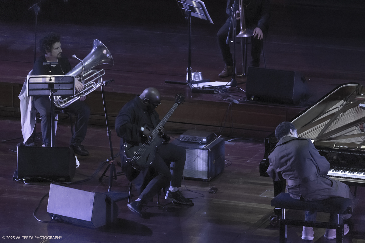 _G5A1769.jpg - 30/04/2025. Torino. JASON MORAN BANDWAGON & TJF ALL STARS â€œ Un concerto di straordinaria bellezza, che ha coronato la 13a edizione!ð�—�ð�—®ð�˜€ð�—¼ð�—» ð�— ð�—¼ð�—¿ð�—®ð�—», con uno dei progetti piÃ¹ importanti del decennio,  all'Auditorium del Lingottha ha narrato in musica la storia di James Reese Europe e degli "Harlem Hellfighters", insieme al suo storico trio Bandwagon - ð�—§ð�—®ð�—¿ð�˜‚ð�˜€ ð�— ð�—®ð�˜�ð�—²ð�—²ð�—» ð�—² ð�—¡ð�—®ð�˜€ð�—µð�—²ð�—²ð�˜� ð�—ªð�—®ð�—¶ð�˜�ð�˜€ - e a una fantastica TJF All Stars: ð�—šð�—¶ð�—¼ð�˜ƒð�—®ð�—»ð�—»ð�—¶ ð�—™ð�—®ð�—¹ð�˜‡ð�—¼ð�—»ð�—², ð�—§ð�—¼ð�—»ð�˜† ð�—–ð�—®ð�˜�ð�˜�ð�—®ð�—»ð�—¼, ð�— ð�—®ð�˜‚ð�—¿ð�—¼ ð�—¢ð�˜�ð�˜�ð�—¼ð�—¹ð�—¶ð�—»ð�—¶, ð�—¡ð�—¶ð�—°ð�—¼ ð�—šð�—¼ð�—¿ð�—¶, ð�—”ð�—°ð�—µð�—¶ð�—¹ð�—¹ð�—² ð�—¦ð�˜‚ð�—°ð�—°ð�—¶, ð�—£ð�—®ð�˜€ð�—¾ð�˜‚ð�—®ð�—¹ð�—² ð�—œð�—»ð�—»ð�—®ð�—¿ð�—²ð�—¹ð�—¹ð�—®, ð�—šð�—¹ð�—®ð�˜‚ð�—°ð�—¼ ð�—•ð�—²ð�—»ð�—²ð�—±ð�—²ð�˜�ð�˜�ð�—¶.