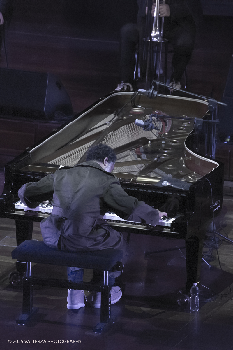 _G5A1775.jpg - 30/04/2025. Torino. JASON MORAN BANDWAGON & TJF ALL STARS â€œ Un concerto di straordinaria bellezza, che ha coronato la 13a edizione!ð�—�ð�—®ð�˜€ð�—¼ð�—» ð�— ð�—¼ð�—¿ð�—®ð�—», con uno dei progetti piÃ¹ importanti del decennio,  all'Auditorium del Lingottha ha narrato in musica la storia di James Reese Europe e degli "Harlem Hellfighters", insieme al suo storico trio Bandwagon - ð�—§ð�—®ð�—¿ð�˜‚ð�˜€ ð�— ð�—®ð�˜�ð�—²ð�—²ð�—» ð�—² ð�—¡ð�—®ð�˜€ð�—µð�—²ð�—²ð�˜� ð�—ªð�—®ð�—¶ð�˜�ð�˜€ - e a una fantastica TJF All Stars: ð�—šð�—¶ð�—¼ð�˜ƒð�—®ð�—»ð�—»ð�—¶ ð�—™ð�—®ð�—¹ð�˜‡ð�—¼ð�—»ð�—², ð�—§ð�—¼ð�—»ð�˜† ð�—–ð�—®ð�˜�ð�˜�ð�—®ð�—»ð�—¼, ð�— ð�—®ð�˜‚ð�—¿ð�—¼ ð�—¢ð�˜�ð�˜�ð�—¼ð�—¹ð�—¶ð�—»ð�—¶, ð�—¡ð�—¶ð�—°ð�—¼ ð�—šð�—¼ð�—¿ð�—¶, ð�—”ð�—°ð�—µð�—¶ð�—¹ð�—¹ð�—² ð�—¦ð�˜‚ð�—°ð�—°ð�—¶, ð�—£ð�—®ð�˜€ð�—¾ð�˜‚ð�—®ð�—¹ð�—² ð�—œð�—»ð�—»ð�—®ð�—¿ð�—²ð�—¹ð�—¹ð�—®, ð�—šð�—¹ð�—®ð�˜‚ð�—°ð�—¼ ð�—•ð�—²ð�—»ð�—²ð�—±ð�—²ð�˜�ð�˜�ð�—¶.