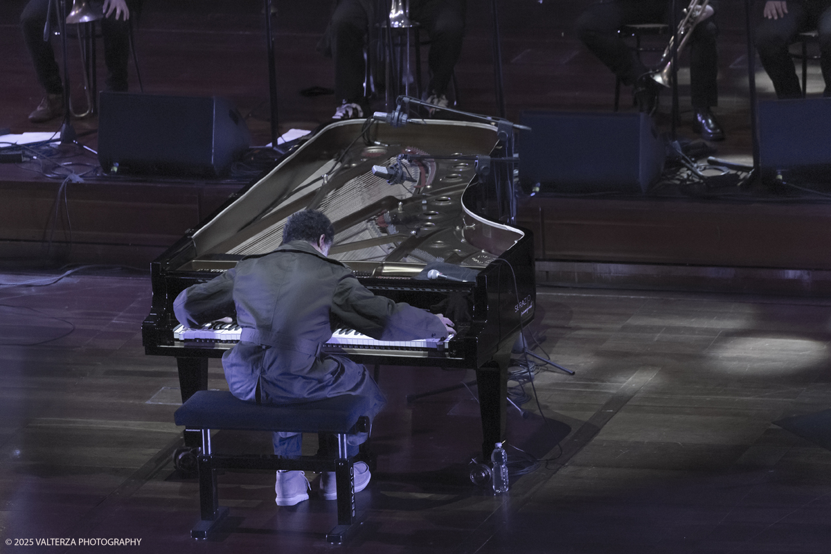 _G5A1782.jpg - 30/04/2025. Torino. JASON MORAN BANDWAGON & TJF ALL STARS â€œ Un concerto di straordinaria bellezza, che ha coronato la 13a edizione!ð�—�ð�—®ð�˜€ð�—¼ð�—» ð�— ð�—¼ð�—¿ð�—®ð�—», con uno dei progetti piÃ¹ importanti del decennio,  all'Auditorium del Lingottha ha narrato in musica la storia di James Reese Europe e degli "Harlem Hellfighters", insieme al suo storico trio Bandwagon - ð�—§ð�—®ð�—¿ð�˜‚ð�˜€ ð�— ð�—®ð�˜�ð�—²ð�—²ð�—» ð�—² ð�—¡ð�—®ð�˜€ð�—µð�—²ð�—²ð�˜� ð�—ªð�—®ð�—¶ð�˜�ð�˜€ - e a una fantastica TJF All Stars: ð�—šð�—¶ð�—¼ð�˜ƒð�—®ð�—»ð�—»ð�—¶ ð�—™ð�—®ð�—¹ð�˜‡ð�—¼ð�—»ð�—², ð�—§ð�—¼ð�—»ð�˜† ð�—–ð�—®ð�˜�ð�˜�ð�—®ð�—»ð�—¼, ð�— ð�—®ð�˜‚ð�—¿ð�—¼ ð�—¢ð�˜�ð�˜�ð�—¼ð�—¹ð�—¶ð�—»ð�—¶, ð�—¡ð�—¶ð�—°ð�—¼ ð�—šð�—¼ð�—¿ð�—¶, ð�—”ð�—°ð�—µð�—¶ð�—¹ð�—¹ð�—² ð�—¦ð�˜‚ð�—°ð�—°ð�—¶, ð�—£ð�—®ð�˜€ð�—¾ð�˜‚ð�—®ð�—¹ð�—² ð�—œð�—»ð�—»ð�—®ð�—¿ð�—²ð�—¹ð�—¹ð�—®, ð�—šð�—¹ð�—®ð�˜‚ð�—°ð�—¼ ð�—•ð�—²ð�—»ð�—²ð�—±ð�—²ð�˜�ð�˜�ð�—¶.