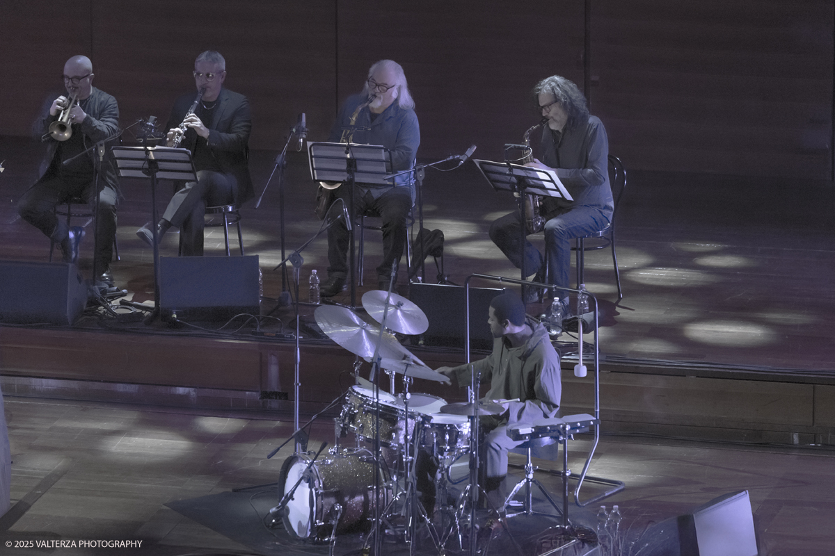 _G5A1800.jpg - 30/04/2025. Torino. JASON MORAN BANDWAGON & TJF ALL STARS â€œ Un concerto di straordinaria bellezza, che ha coronato la 13a edizione!ð�—�ð�—®ð�˜€ð�—¼ð�—» ð�— ð�—¼ð�—¿ð�—®ð�—», con uno dei progetti piÃ¹ importanti del decennio,  all'Auditorium del Lingottha ha narrato in musica la storia di James Reese Europe e degli "Harlem Hellfighters", insieme al suo storico trio Bandwagon - ð�—§ð�—®ð�—¿ð�˜‚ð�˜€ ð�— ð�—®ð�˜�ð�—²ð�—²ð�—» ð�—² ð�—¡ð�—®ð�˜€ð�—µð�—²ð�—²ð�˜� ð�—ªð�—®ð�—¶ð�˜�ð�˜€ - e a una fantastica TJF All Stars: ð�—šð�—¶ð�—¼ð�˜ƒð�—®ð�—»ð�—»ð�—¶ ð�—™ð�—®ð�—¹ð�˜‡ð�—¼ð�—»ð�—², ð�—§ð�—¼ð�—»ð�˜† ð�—–ð�—®ð�˜�ð�˜�ð�—®ð�—»ð�—¼, ð�— ð�—®ð�˜‚ð�—¿ð�—¼ ð�—¢ð�˜�ð�˜�ð�—¼ð�—¹ð�—¶ð�—»ð�—¶, ð�—¡ð�—¶ð�—°ð�—¼ ð�—šð�—¼ð�—¿ð�—¶, ð�—”ð�—°ð�—µð�—¶ð�—¹ð�—¹ð�—² ð�—¦ð�˜‚ð�—°ð�—°ð�—¶, ð�—£ð�—®ð�˜€ð�—¾ð�˜‚ð�—®ð�—¹ð�—² ð�—œð�—»ð�—»ð�—®ð�—¿ð�—²ð�—¹ð�—¹ð�—®, ð�—šð�—¹ð�—®ð�˜‚ð�—°ð�—¼ ð�—•ð�—²ð�—»ð�—²ð�—±ð�—²ð�˜�ð�˜�ð�—¶.