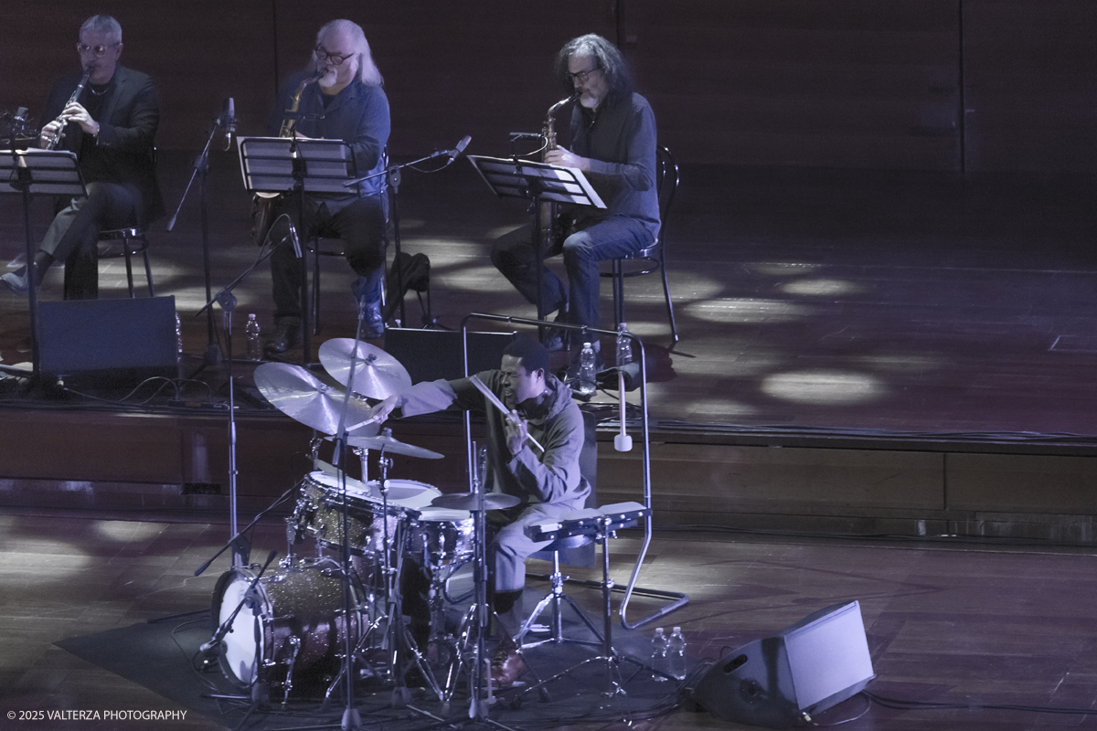 _G5A1819.jpg - 30/04/2025. Torino. JASON MORAN BANDWAGON & TJF ALL STARS â€œ Un concerto di straordinaria bellezza, che ha coronato la 13a edizione!ð�—�ð�—®ð�˜€ð�—¼ð�—» ð�— ð�—¼ð�—¿ð�—®ð�—», con uno dei progetti piÃ¹ importanti del decennio,  all'Auditorium del Lingottha ha narrato in musica la storia di James Reese Europe e degli "Harlem Hellfighters", insieme al suo storico trio Bandwagon - ð�—§ð�—®ð�—¿ð�˜‚ð�˜€ ð�— ð�—®ð�˜�ð�—²ð�—²ð�—» ð�—² ð�—¡ð�—®ð�˜€ð�—µð�—²ð�—²ð�˜� ð�—ªð�—®ð�—¶ð�˜�ð�˜€ - e a una fantastica TJF All Stars: ð�—šð�—¶ð�—¼ð�˜ƒð�—®ð�—»ð�—»ð�—¶ ð�—™ð�—®ð�—¹ð�˜‡ð�—¼ð�—»ð�—², ð�—§ð�—¼ð�—»ð�˜† ð�—–ð�—®ð�˜�ð�˜�ð�—®ð�—»ð�—¼, ð�— ð�—®ð�˜‚ð�—¿ð�—¼ ð�—¢ð�˜�ð�˜�ð�—¼ð�—¹ð�—¶ð�—»ð�—¶, ð�—¡ð�—¶ð�—°ð�—¼ ð�—šð�—¼ð�—¿ð�—¶, ð�—”ð�—°ð�—µð�—¶ð�—¹ð�—¹ð�—² ð�—¦ð�˜‚ð�—°ð�—°ð�—¶, ð�—£ð�—®ð�˜€ð�—¾ð�˜‚ð�—®ð�—¹ð�—² ð�—œð�—»ð�—»ð�—®ð�—¿ð�—²ð�—¹ð�—¹ð�—®, ð�—šð�—¹ð�—®ð�˜‚ð�—°ð�—¼ ð�—•ð�—²ð�—»ð�—²ð�—±ð�—²ð�˜�ð�˜�ð�—¶.