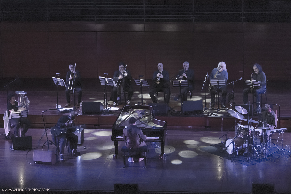 _G5A1843.jpg - 30/04/2025. Torino. JASON MORAN BANDWAGON & TJF ALL STARS â€œ Un concerto di straordinaria bellezza, che ha coronato la 13a edizione!ð�—�ð�—®ð�˜€ð�—¼ð�—» ð�— ð�—¼ð�—¿ð�—®ð�—», con uno dei progetti piÃ¹ importanti del decennio,  all'Auditorium del Lingottha ha narrato in musica la storia di James Reese Europe e degli "Harlem Hellfighters", insieme al suo storico trio Bandwagon - ð�—§ð�—®ð�—¿ð�˜‚ð�˜€ ð�— ð�—®ð�˜�ð�—²ð�—²ð�—» ð�—² ð�—¡ð�—®ð�˜€ð�—µð�—²ð�—²ð�˜� ð�—ªð�—®ð�—¶ð�˜�ð�˜€ - e a una fantastica TJF All Stars: ð�—šð�—¶ð�—¼ð�˜ƒð�—®ð�—»ð�—»ð�—¶ ð�—™ð�—®ð�—¹ð�˜‡ð�—¼ð�—»ð�—², ð�—§ð�—¼ð�—»ð�˜† ð�—–ð�—®ð�˜�ð�˜�ð�—®ð�—»ð�—¼, ð�— ð�—®ð�˜‚ð�—¿ð�—¼ ð�—¢ð�˜�ð�˜�ð�—¼ð�—¹ð�—¶ð�—»ð�—¶, ð�—¡ð�—¶ð�—°ð�—¼ ð�—šð�—¼ð�—¿ð�—¶, ð�—”ð�—°ð�—µð�—¶ð�—¹ð�—¹ð�—² ð�—¦ð�˜‚ð�—°ð�—°ð�—¶, ð�—£ð�—®ð�˜€ð�—¾ð�˜‚ð�—®ð�—¹ð�—² ð�—œð�—»ð�—»ð�—®ð�—¿ð�—²ð�—¹ð�—¹ð�—®, ð�—šð�—¹ð�—®ð�˜‚ð�—°ð�—¼ ð�—•ð�—²ð�—»ð�—²ð�—±ð�—²ð�˜�ð�˜�ð�—¶.