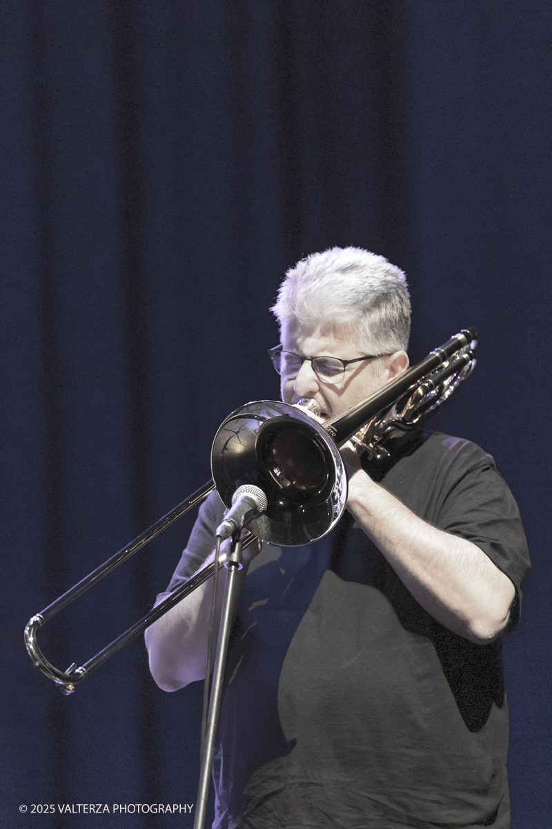 _G5A8625.jpg - 26/04/2025. Torino. Tiziano Tononi/Daniele Cavalcanti "Nexus Plays Dolphy" Daniele Cavallanti, sax tenore, arrangiamenti ; Roberto Ottaviano, sax soprano; Alessandro Castelli, trombone; Emanuele Parrini, violino;  Luca Gusella, vibrafono; Andrea Grossi, contrabbasso; Tiziano Tononi, batteria, arrangiamenti