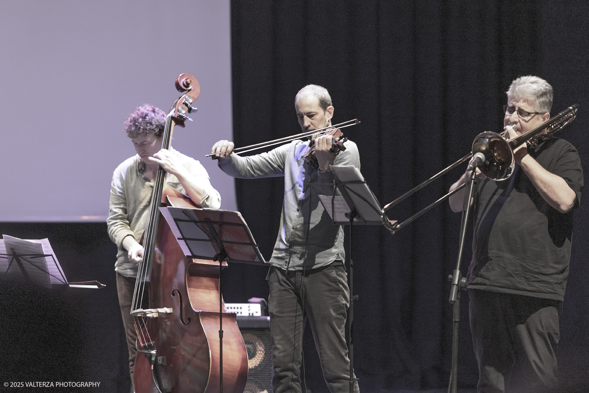 _G5A8721.jpg - 26/04/2025. Torino. Tiziano Tononi/Daniele Cavalcanti "Nexus Plays Dolphy" Daniele Cavallanti, sax tenore, arrangiamenti ; Roberto Ottaviano, sax soprano; Alessandro Castelli, trombone; Emanuele Parrini, violino;  Luca Gusella, vibrafono; Andrea Grossi, contrabbasso; Tiziano Tononi, batteria, arrangiamenti