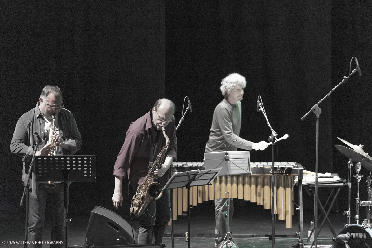 _G5A8960.jpg - 26/04/2025. Torino. Tiziano Tononi/Daniele Cavalcanti "Nexus Plays Dolphy" Daniele Cavallanti, sax tenore, arrangiamenti ; Roberto Ottaviano, sax soprano; Alessandro Castelli, trombone; Emanuele Parrini, violino;  Luca Gusella, vibrafono; Andrea Grossi, contrabbasso; Tiziano Tononi, batteria, arrangiamenti