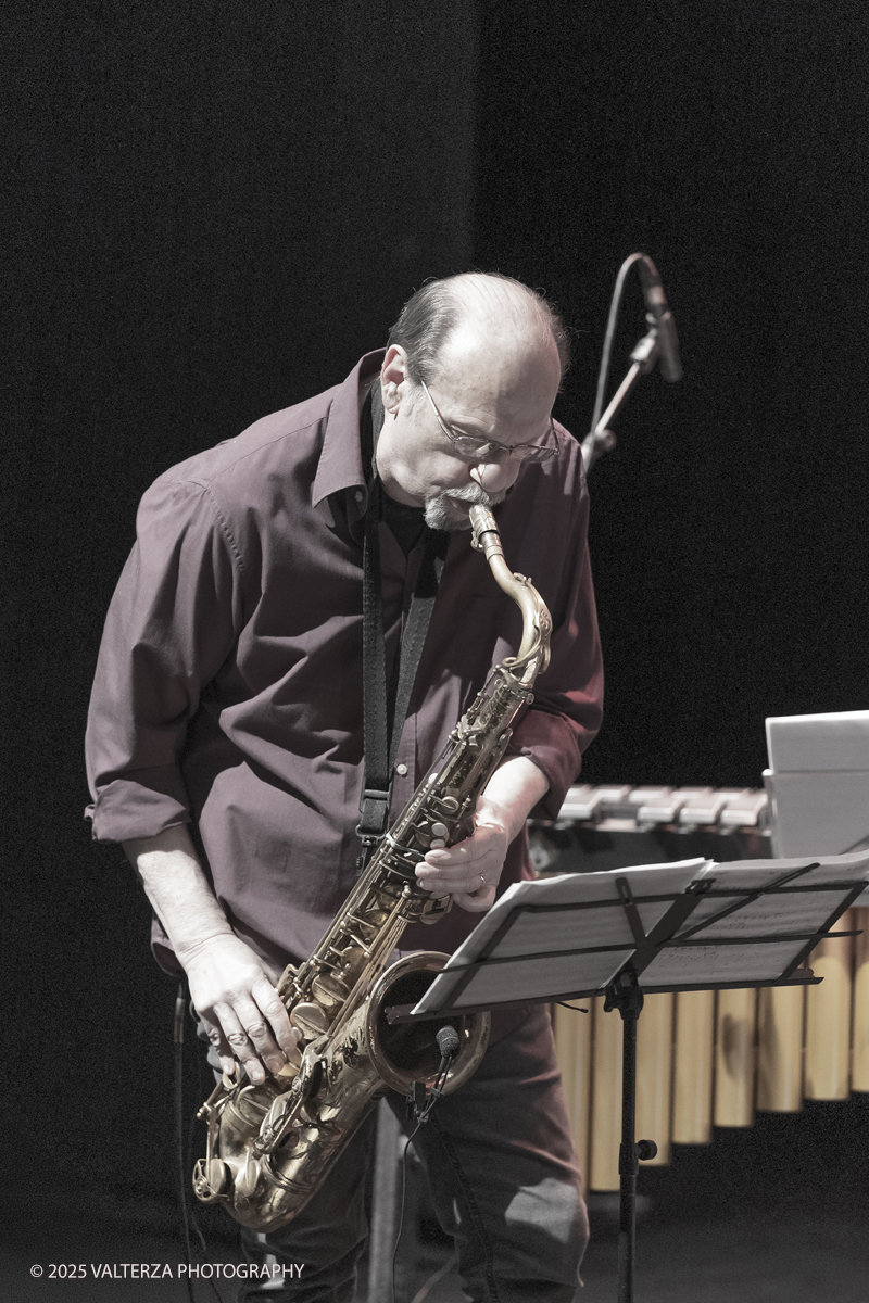 _G5A8971.jpg - 26/04/2025. Torino. Tiziano Tononi/Daniele Cavalcanti "Nexus Plays Dolphy" Daniele Cavallanti, sax tenore, arrangiamenti ; Roberto Ottaviano, sax soprano; Alessandro Castelli, trombone; Emanuele Parrini, violino;  Luca Gusella, vibrafono; Andrea Grossi, contrabbasso; Tiziano Tononi, batteria, arrangiamenti