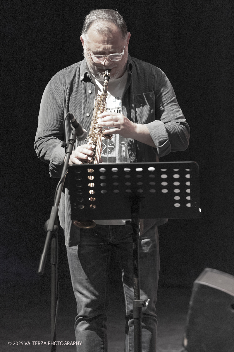 _G5A8980.jpg - 26/04/2025. Torino. Tiziano Tononi/Daniele Cavalcanti "Nexus Plays Dolphy" Daniele Cavallanti, sax tenore, arrangiamenti ; Roberto Ottaviano, sax soprano; Alessandro Castelli, trombone; Emanuele Parrini, violino;  Luca Gusella, vibrafono; Andrea Grossi, contrabbasso; Tiziano Tononi, batteria, arrangiamenti
