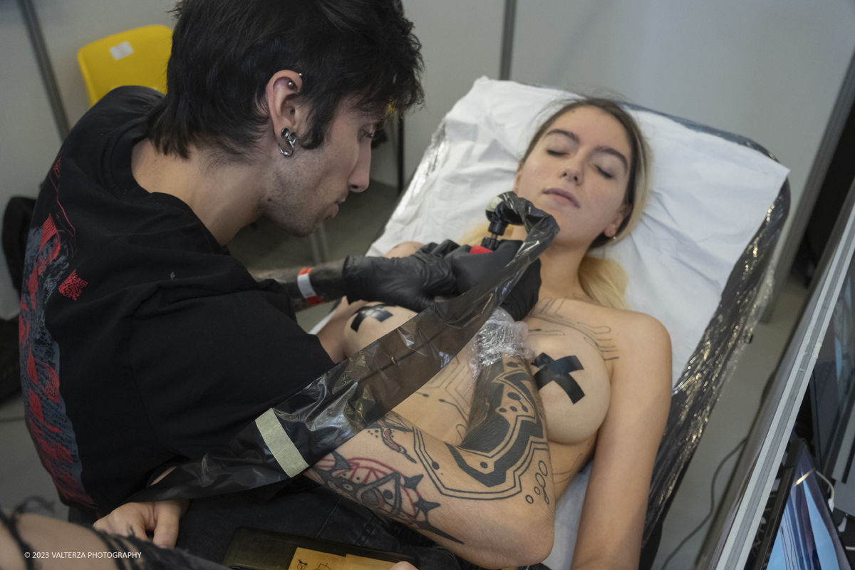_DSF6272.jpg - 23/09/2023. Torino. Torino Tattoo Convention torna in grande stile in una prestigiosa location e un selezionato parterre di artisti tatuatori e spettacoli per intrattenere il pubblico. Nella foto tatuatori al lavoro nell'ambito della convention