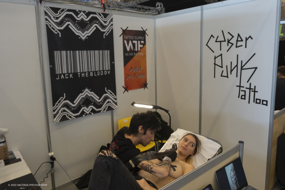 _DSF6280.jpg - 23/09/2023. Torino. Torino Tattoo Convention torna in grande stile in una prestigiosa location e un selezionato parterre di artisti tatuatori e spettacoli per intrattenere il pubblico. Nella foto tatuatori al lavoro nell'ambito della convention