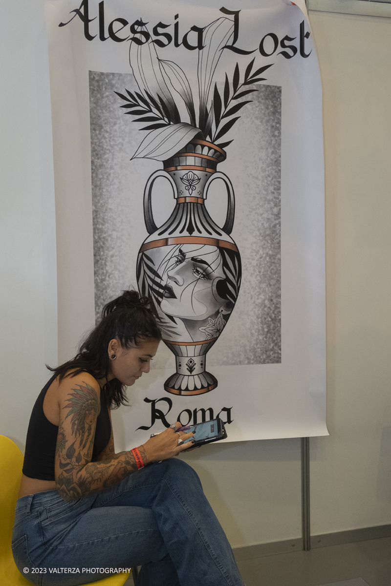 _DSF6353.jpg - 23/09/2023. Torino. Torino Tattoo Convention torna in grande stile in una prestigiosa location e un selezionato parterre di artisti tatuatori e spettacoli per intrattenere il pubblico. Nella foto tatuatrici romane alla conveention di Torino