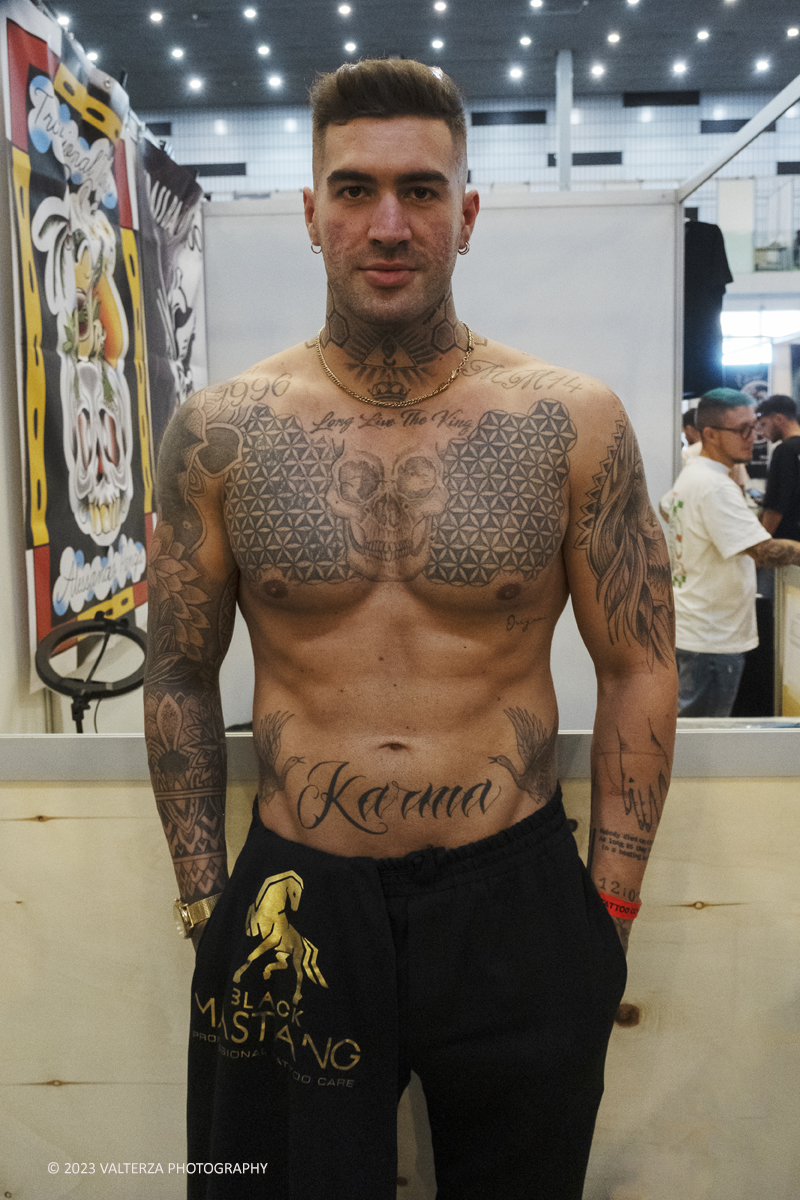 _DSF6961.jpg - 23/09/2023. Torino. Torino Tattoo Convention torna in grande stile in una prestigiosa location e un selezionato parterre di artisti tatuatori e spettacoli per intrattenere il pubblico. Nella foto operatore alla convention