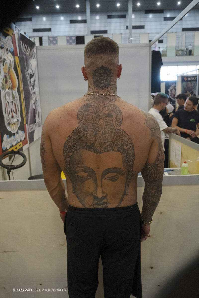 _DSF6963.jpg - 23/09/2023. Torino. Torino Tattoo Convention torna in grande stile in una prestigiosa location e un selezionato parterre di artisti tatuatori e spettacoli per intrattenere il pubblico. Nella foto operatore alla convention