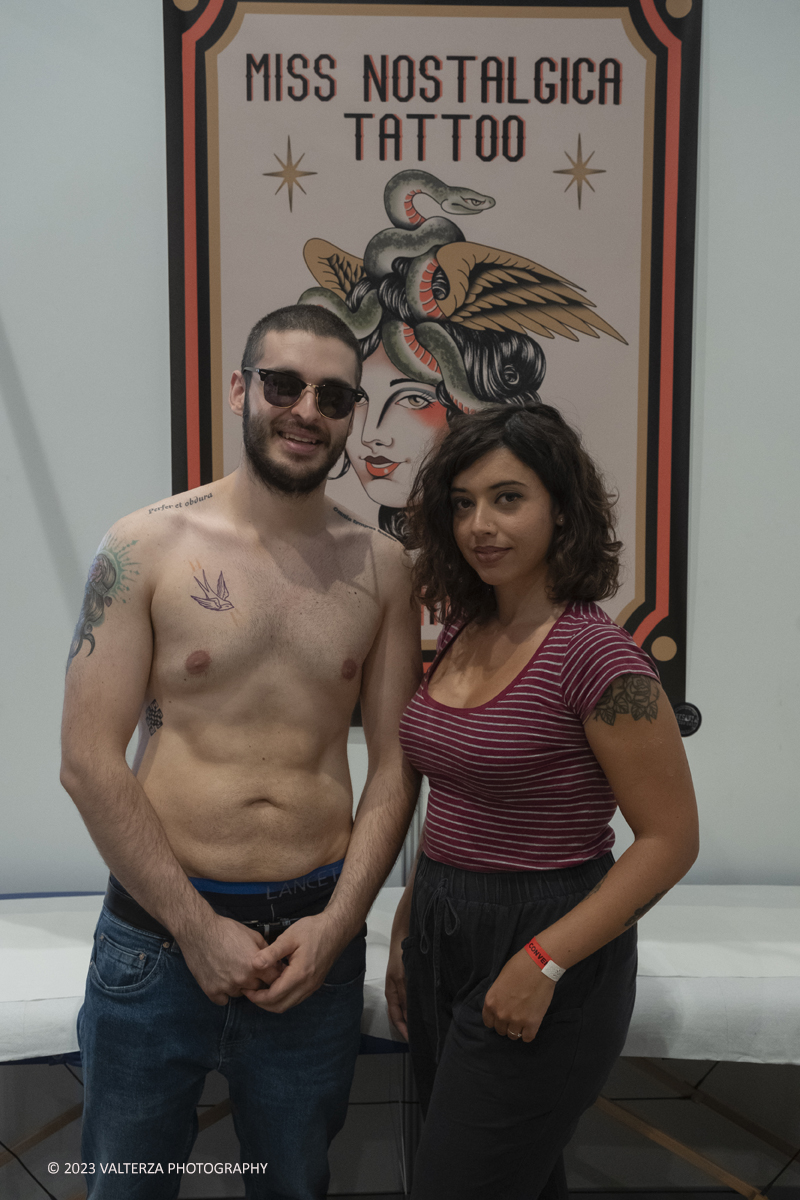 _DSF6966.jpg - 23/09/2023. Torino. Torino Tattoo Convention torna in grande stile in una prestigiosa location e un selezionato parterre di artisti tatuatori e spettacoli per intrattenere il pubblico. Nella foto tatuatrice con un cliente