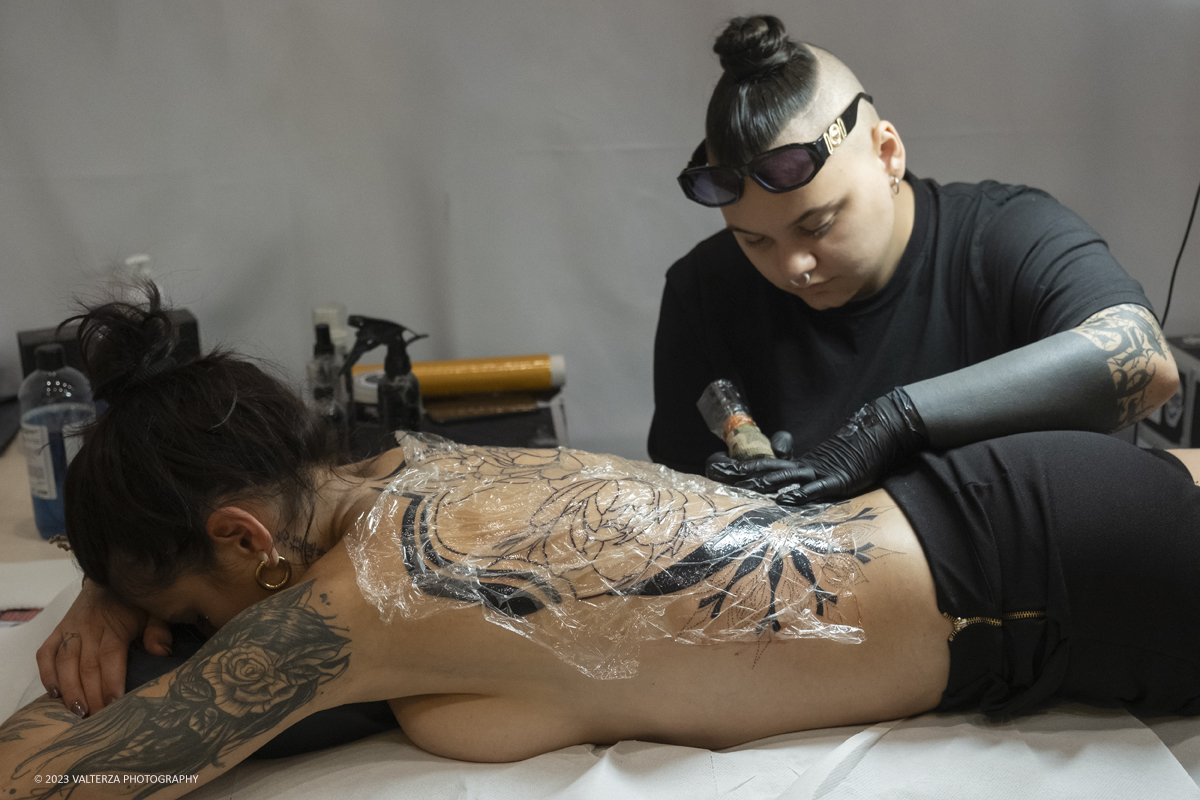 _DSF6982.jpg - 23/09/2023. Torino. Torino Tattoo Convention torna in grande stile in una prestigiosa location e un selezionato parterre di artisti tatuatori e spettacoli per intrattenere il pubblico. Nella foto tatuatori al lavoro nell'ambito della convention